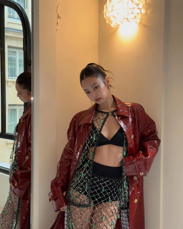 Jennie ở show Chanel: Hở bạo đến từng milimet, tự tung ảnh ôm ấp trai lạ khiến cõi mạng dậy sóng- Ảnh 4.