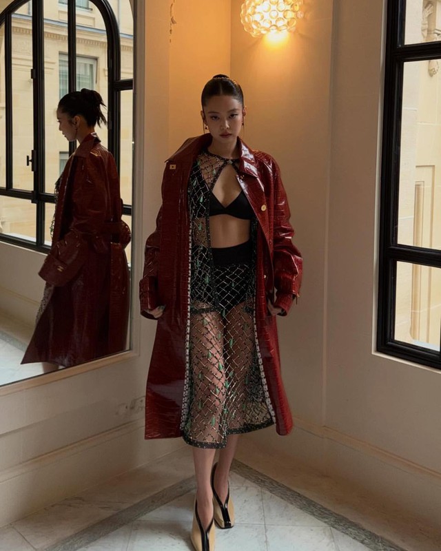 Jennie ở show Chanel: Hở bạo đến từng milimet, tự tung ảnh ôm ấp trai lạ khiến cõi mạng dậy sóng- Ảnh 6.