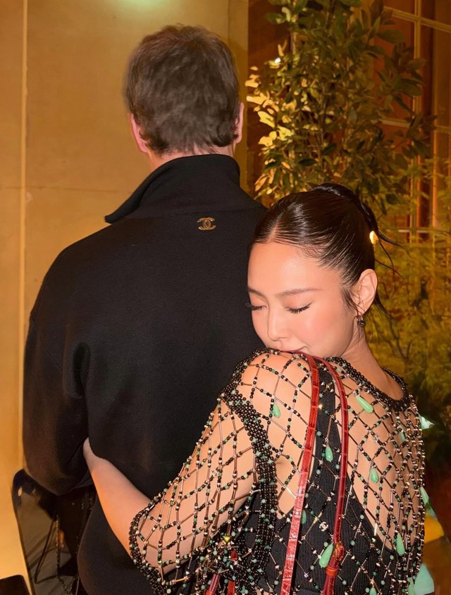 Jennie ở show Chanel: Hở bạo đến từng milimet, tự tung ảnh ôm ấp trai lạ khiến cõi mạng dậy sóng- Ảnh 11.