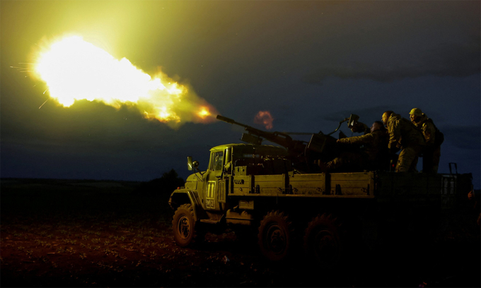 Binh sĩ Ukraine dùng pháo phòng không đối phó UAV Nga tại Kharkov tháng 6/2025. Ảnh: Reuters