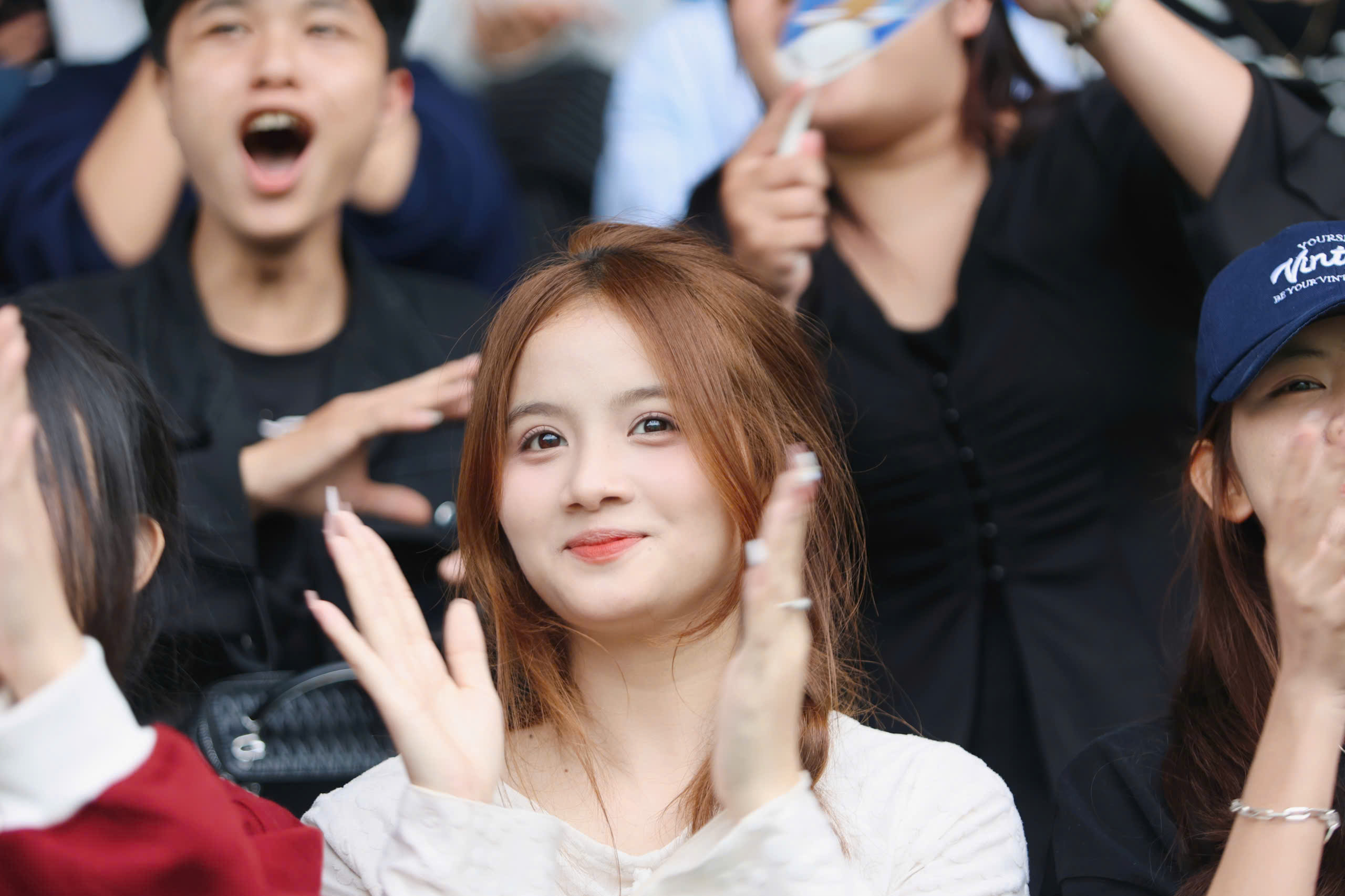 TNSV THACO cup 2026: Những 'bóng hồng' rạng rỡ trên khán đài SVĐ Trường ĐH Nha Trang- Ảnh 2.