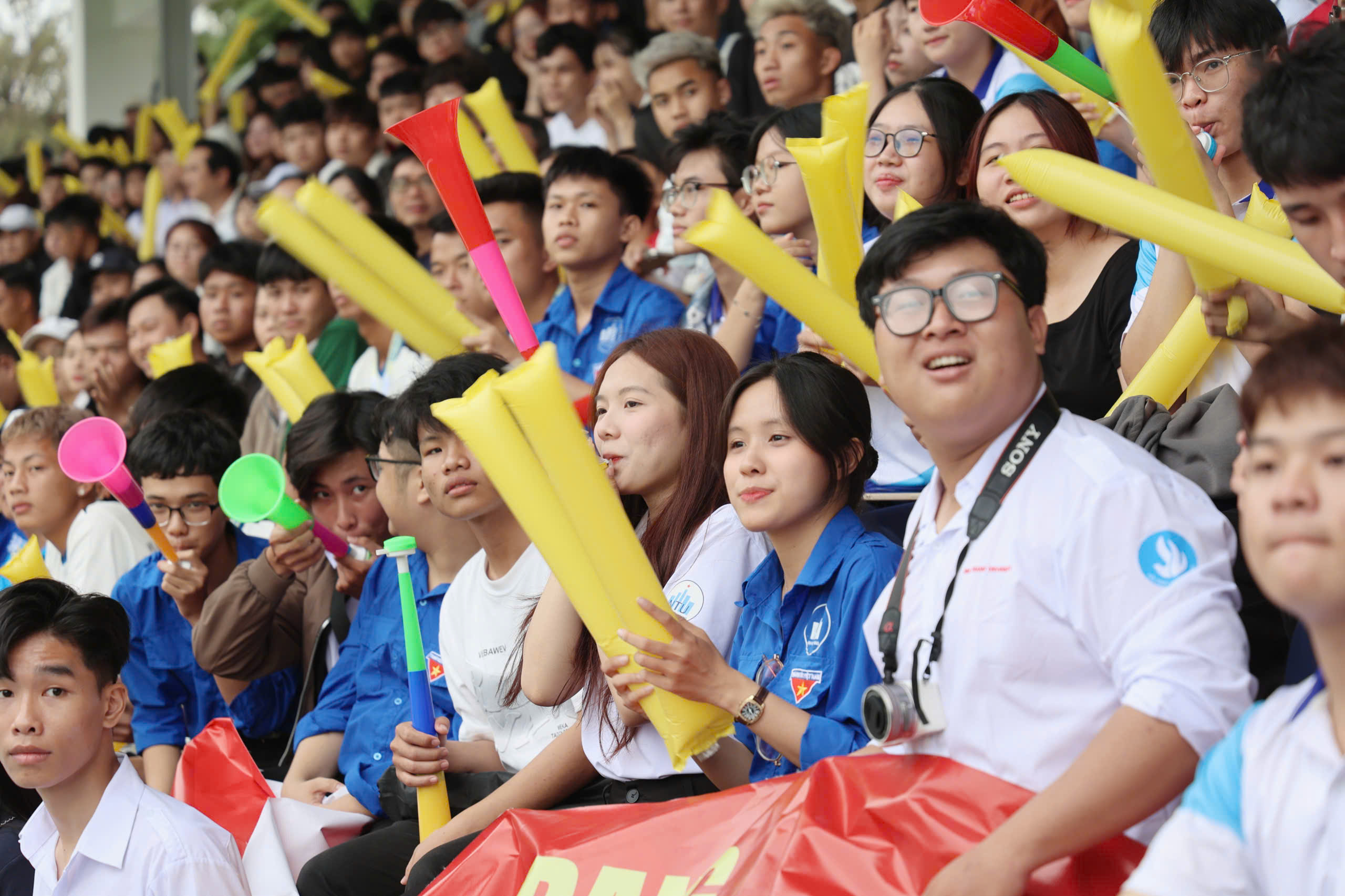 TNSV THACO cup 2026: Những 'bóng hồng' rạng rỡ trên khán đài SVĐ Trường ĐH Nha Trang- Ảnh 3.