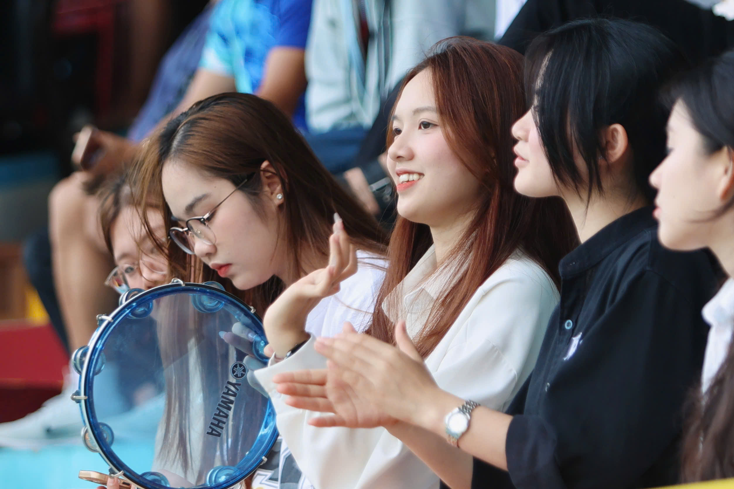 TNSV THACO cup 2026: Những 'bóng hồng' rạng rỡ trên khán đài SVĐ Trường ĐH Nha Trang- Ảnh 6.