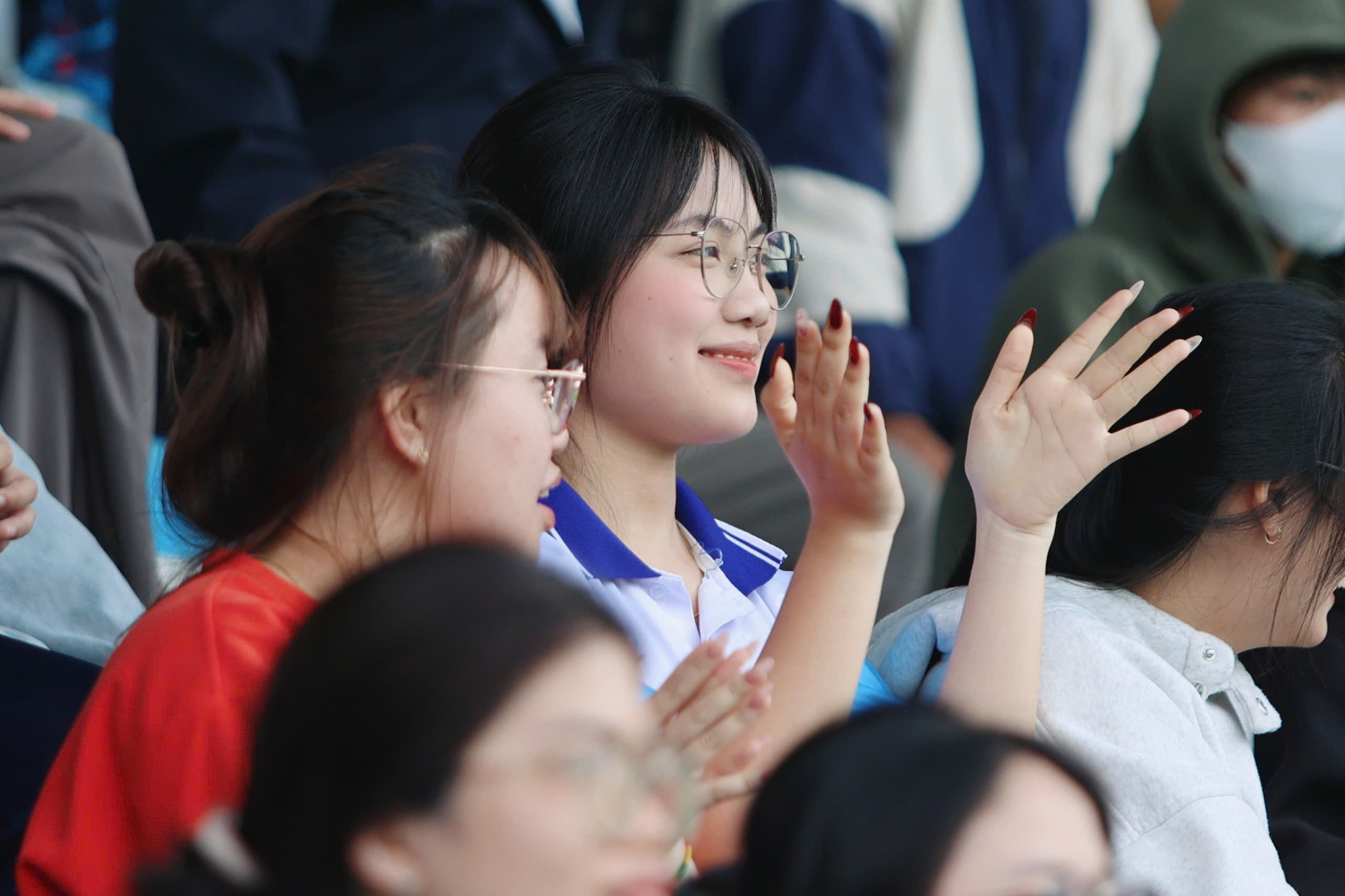 TNSV THACO cup 2026: Những 'bóng hồng' rạng rỡ trên khán đài SVĐ Trường ĐH Nha Trang- Ảnh 9.