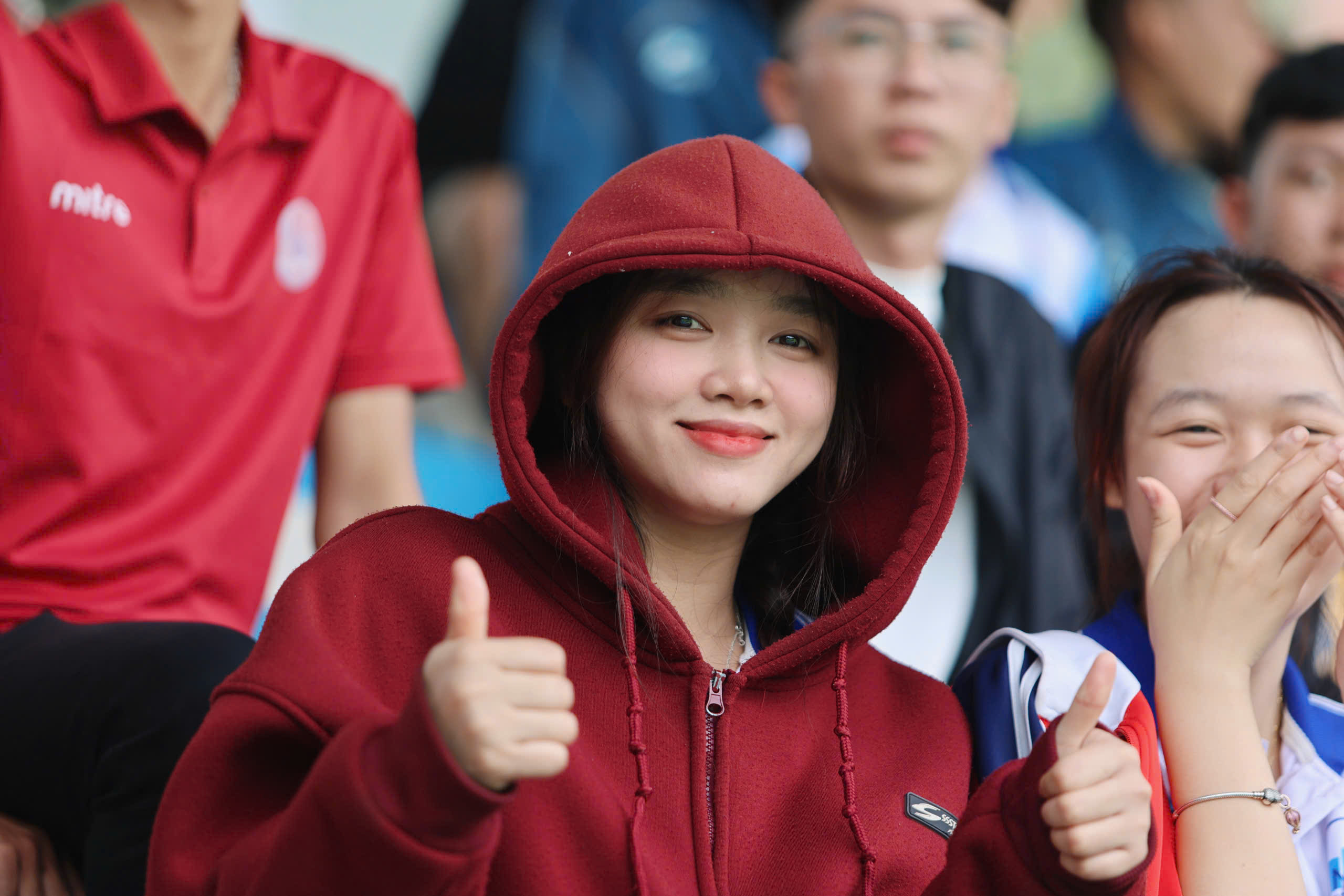 TNSV THACO cup 2026: Những 'bóng hồng' rạng rỡ trên khán đài SVĐ Trường ĐH Nha Trang- Ảnh 10.