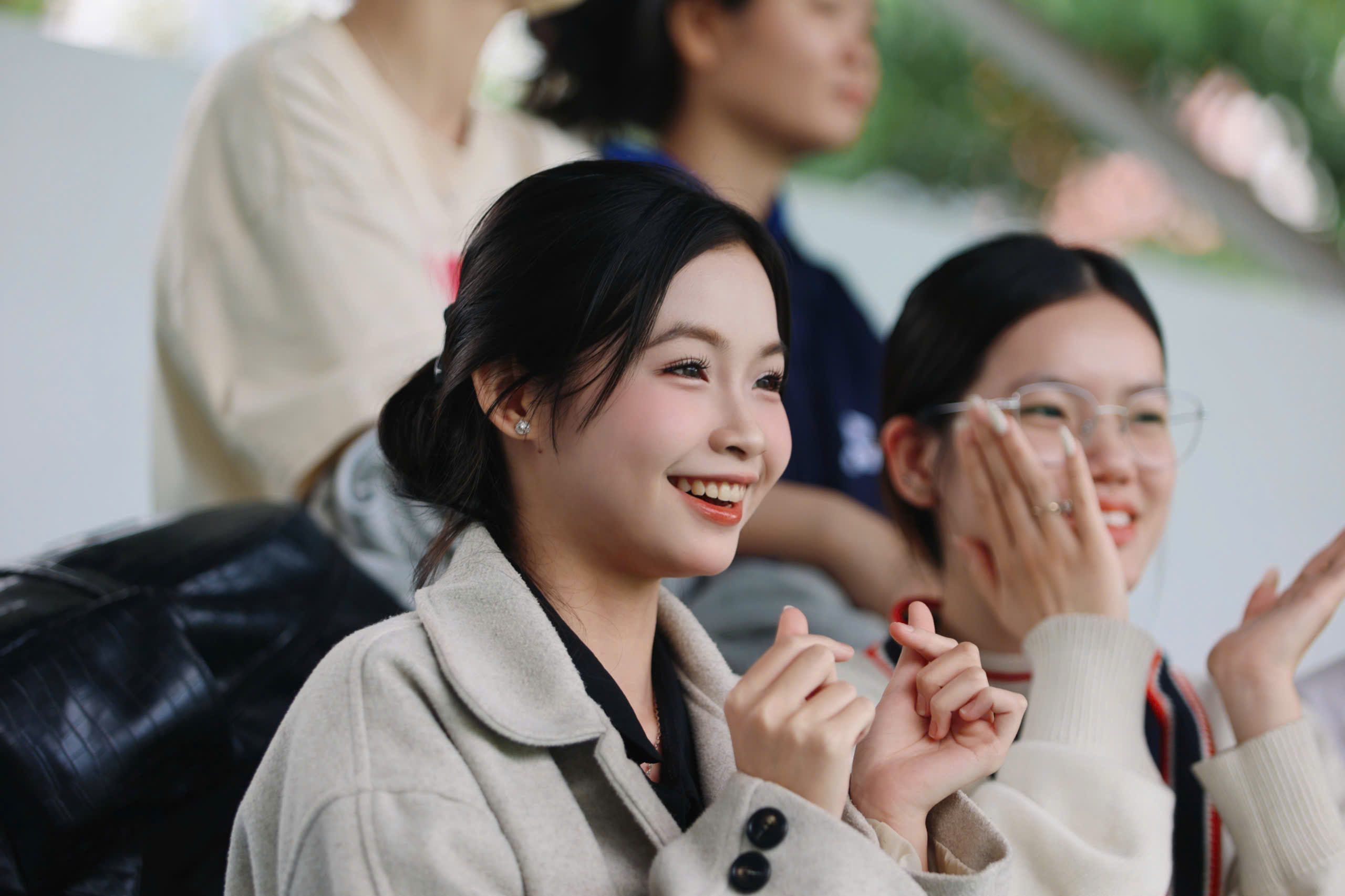 TNSV THACO cup 2026: Những 'bóng hồng' rạng rỡ trên khán đài SVĐ Trường ĐH Nha Trang- Ảnh 11.