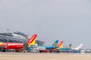 Giá nhiên liệu bay tăng gấp ba, hãng hàng không lo càng bay càng lỗ