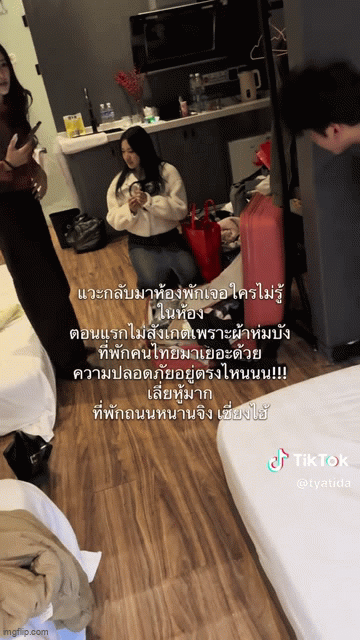 Thuê khách sạn ở nước ngoài, gia đình tá hỏa phát hiện nam thanh niên chui ra từ khe hở cạnh giường ngủ- Ảnh 2.