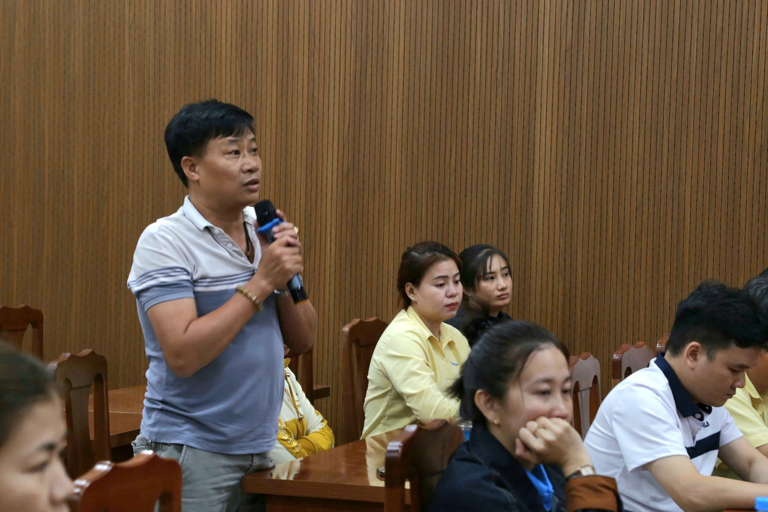 Ứng viên Đại biểu Quốc hội đau lòng khi tiền lương công nhân chỉ đủ sống, chưa có tích luỹ - Ảnh 3.