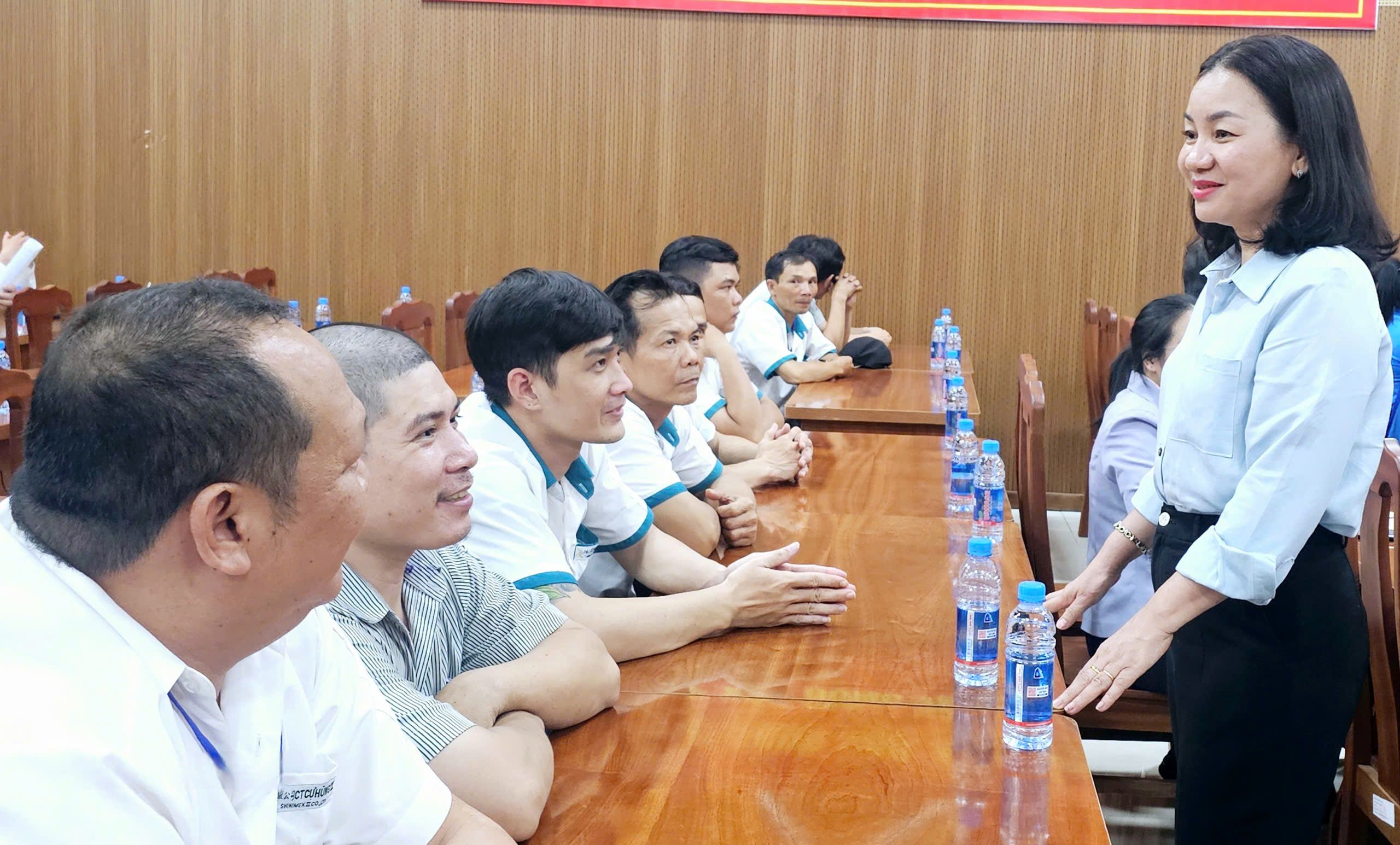 Ứng viên Đại biểu Quốc hội đau lòng khi tiền lương công nhân chỉ đủ sống, chưa có tích luỹ - Ảnh 5.