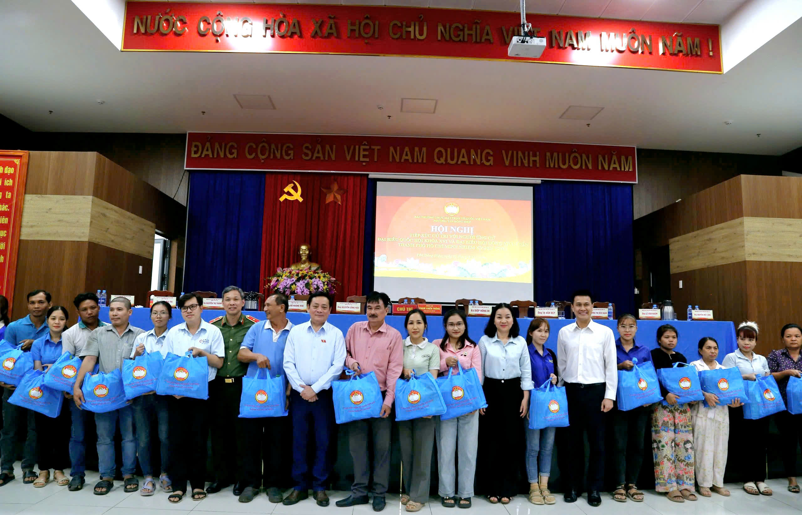 Ứng viên Đại biểu Quốc hội đau lòng khi tiền lương công nhân chỉ đủ sống, chưa có tích luỹ - Ảnh 8.