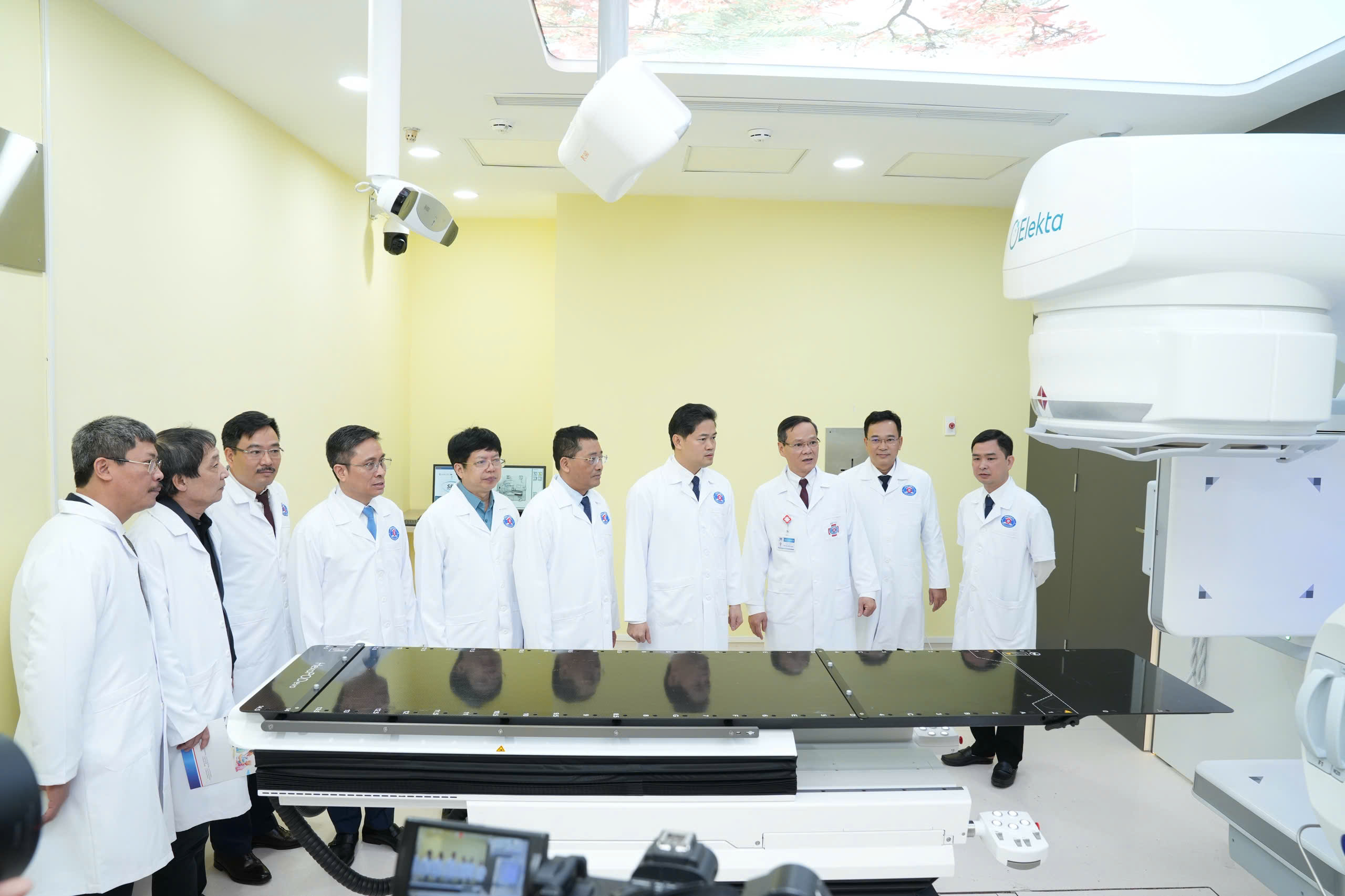 Bệnh viện K vận hành máy xạ trị hiện đại, rút ngắn thời gian điều trị còn 2 - 3 phút - Ảnh 2.