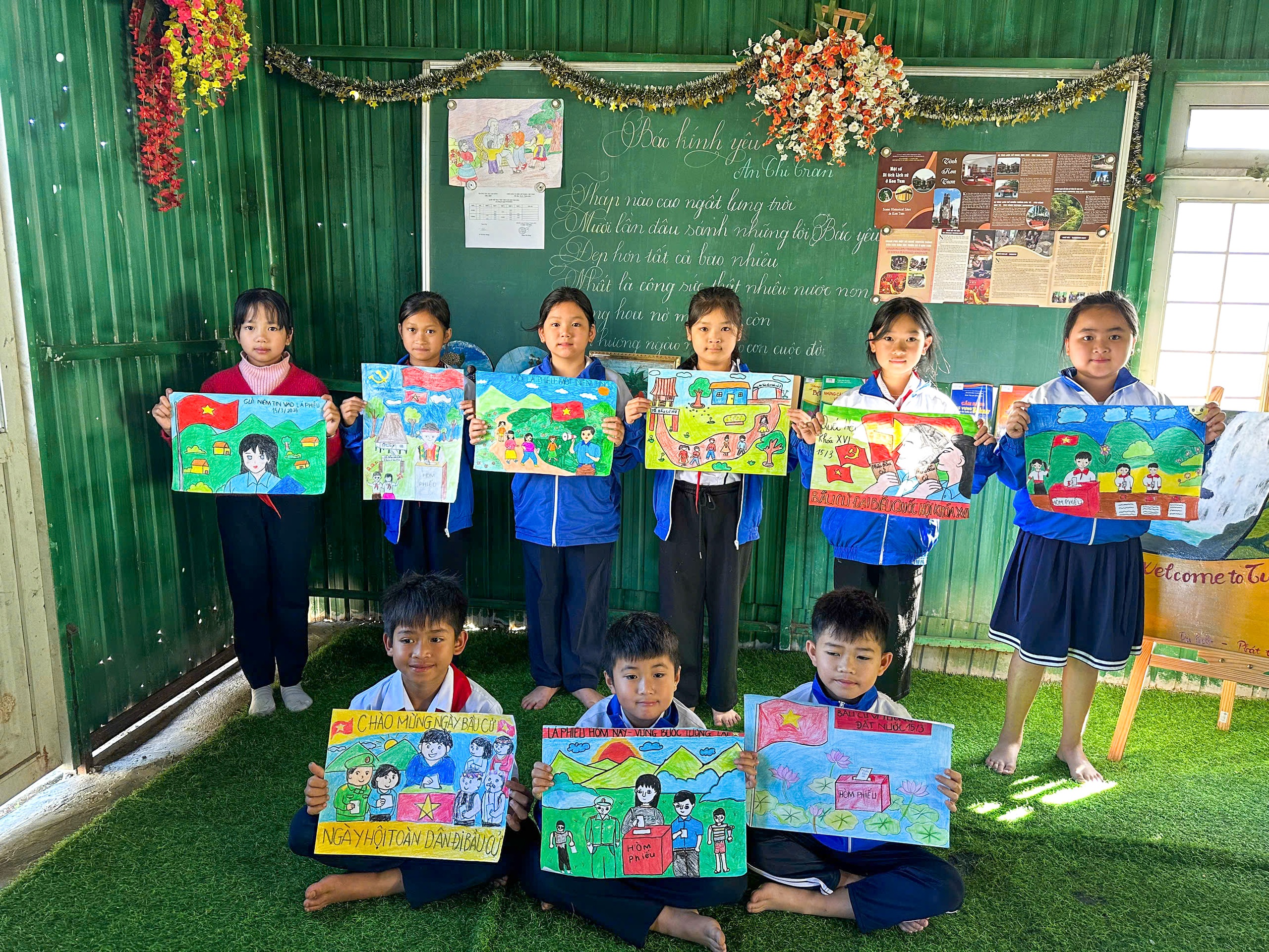 Học sinh người Xơ Đăng vẽ tranh cổ động ngày bầu cử- Ảnh 3.