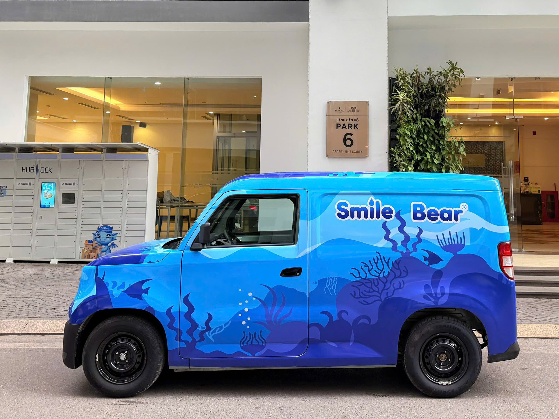 Giám đốc ở Hà Nội sắm VinFast EC Van thay xe tải chở hàng trong phố, tính trải nghiệm lái xuyên Việt khi có thời gian- Ảnh 4.