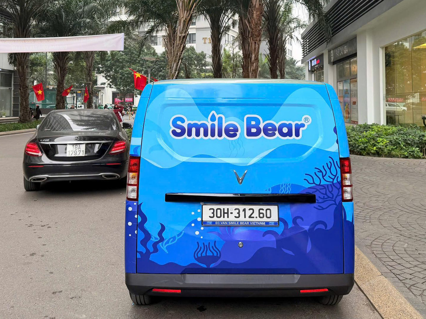 Giám đốc ở Hà Nội sắm VinFast EC Van thay xe tải chở hàng trong phố, tính trải nghiệm lái xuyên Việt khi có thời gian- Ảnh 5.