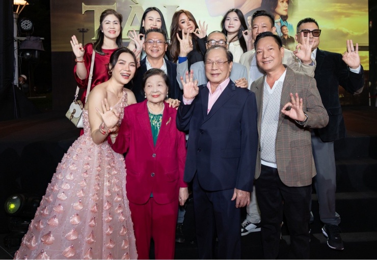 Mỹ Tâm chụp ảnh cùng bố (hàng đầu, vest xanh) và mẹ (hàng đầu, vest đỏ). Ảnh: FBNV