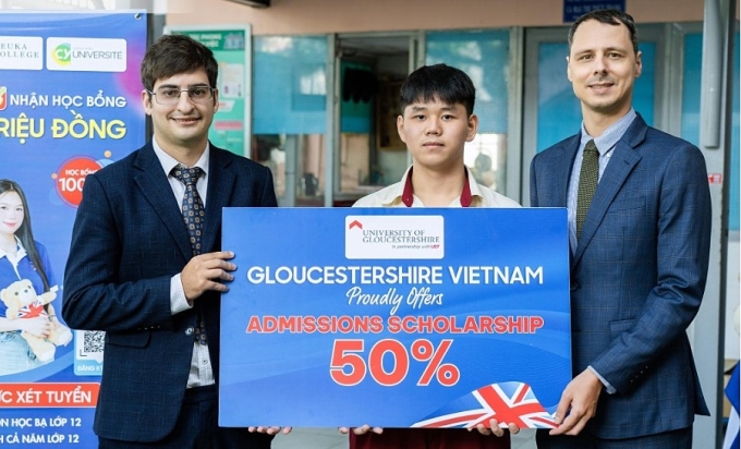 Tân sinh viên nhận học bổng 50% cho chương trình Cử nhân quốc tế. Ảnh: UEF