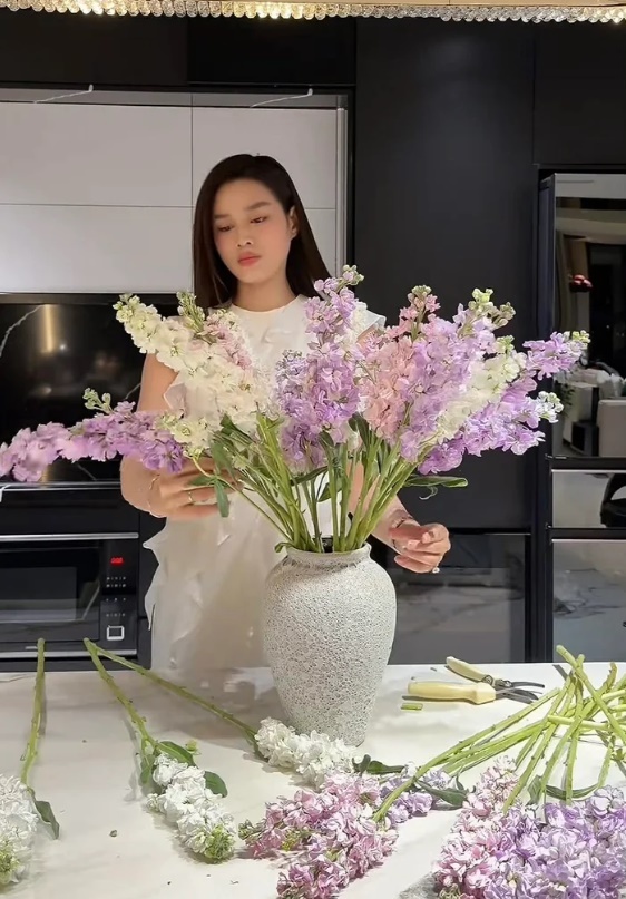 Dân mạng thắc mắc dâu hào môn phải biết cắm hoa, Hoa hậu Đỗ Hà bày tỏ quan điểm bất ngờ