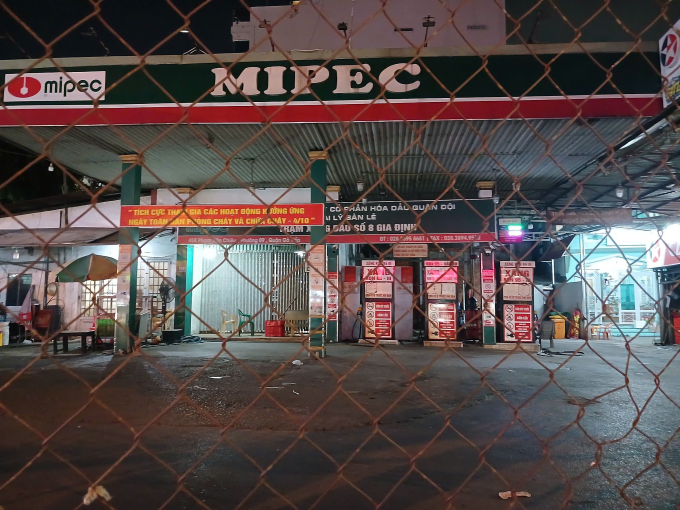 Một cửa hàng xăng dầu đóng cửa sớm tối ngày 9/3 trên đường Phạm Văn Chiêu (TP HCM). Ảnh: Thi Hà