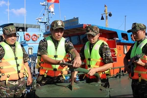 Xuất hiện tình trạng người dân một số nước sang Việt Nam mua xăng dầu, hải quan vào cuộc