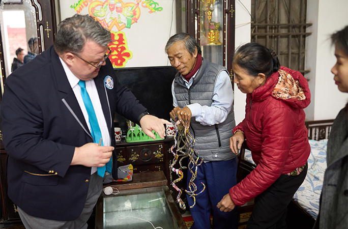 Cả thế giới kinh ngạc với người đàn ông Việt Nam có bộ móng tay dị chưa từng có- Ảnh 2.