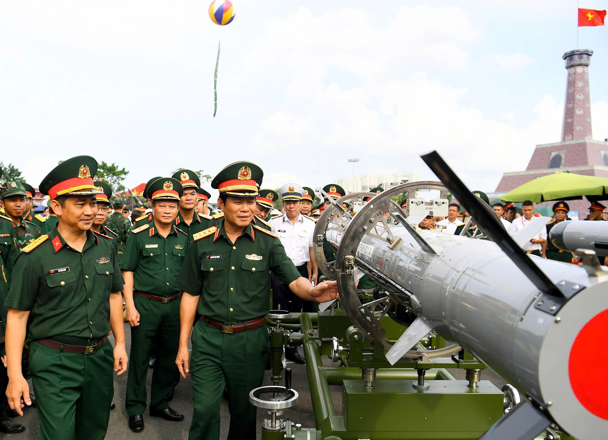 Đại tướng Nguyễn Tân Cương: Huấn luyện phải bám sát thực tế chiến tranh hiện đại - Ảnh 2.