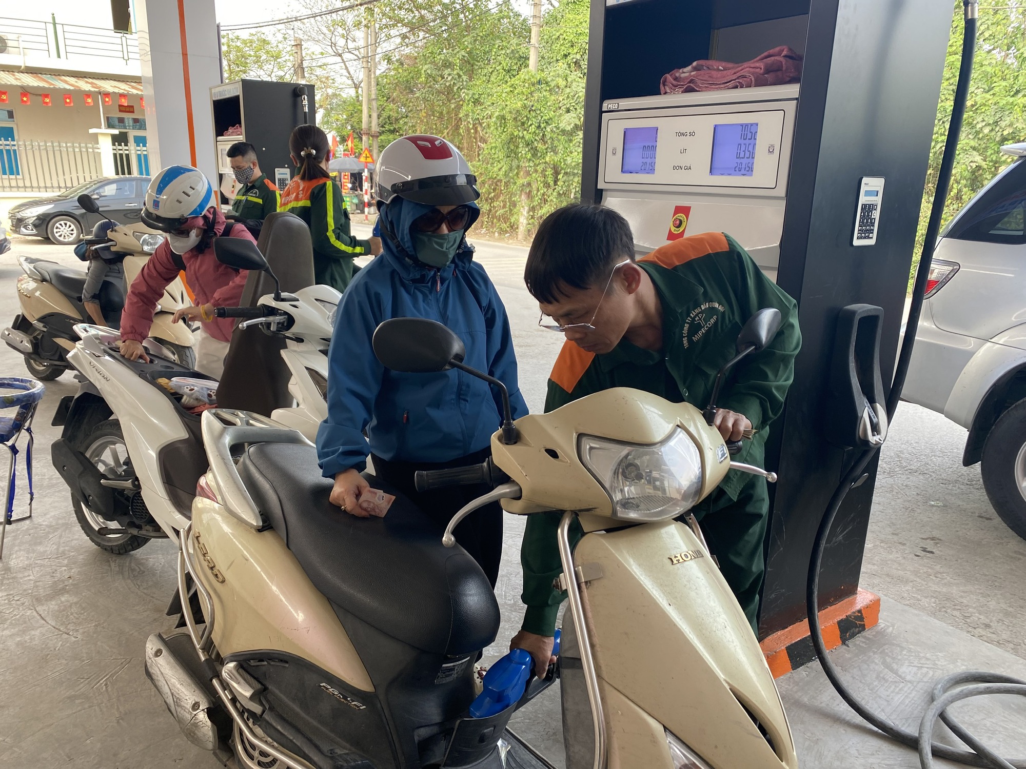 Bộ Công Thương: Khẩn trương xây dựng kế hoạch nhập khẩu xăng dầu cho tháng 4-2026- Ảnh 1.