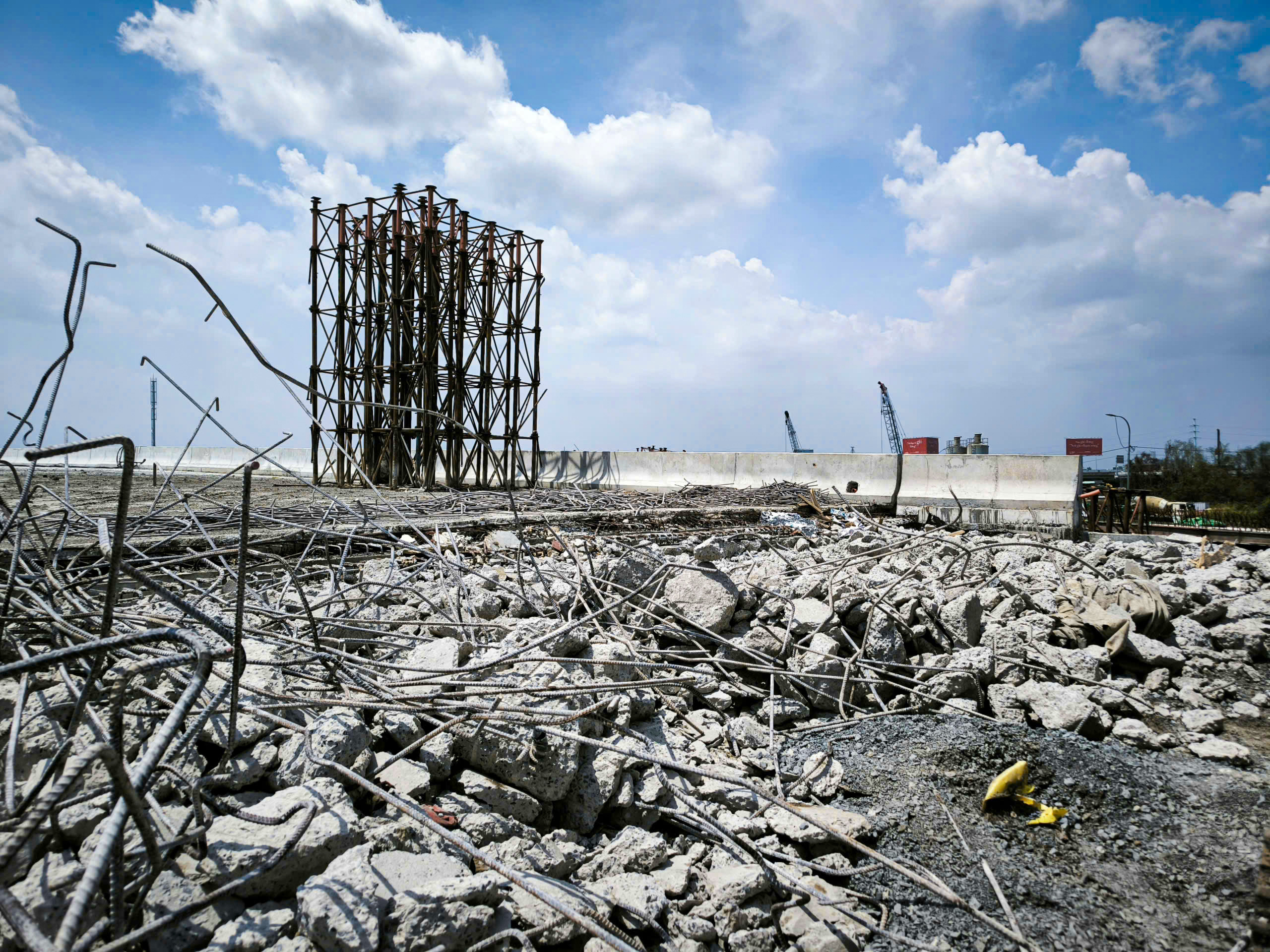 Dỡ tường chắn nhánh cầu ở vành đai 3 thi công lại: UBND TP.HCM yêu cầu báo kết quả xử lý trước 12-3 - Ảnh 2.