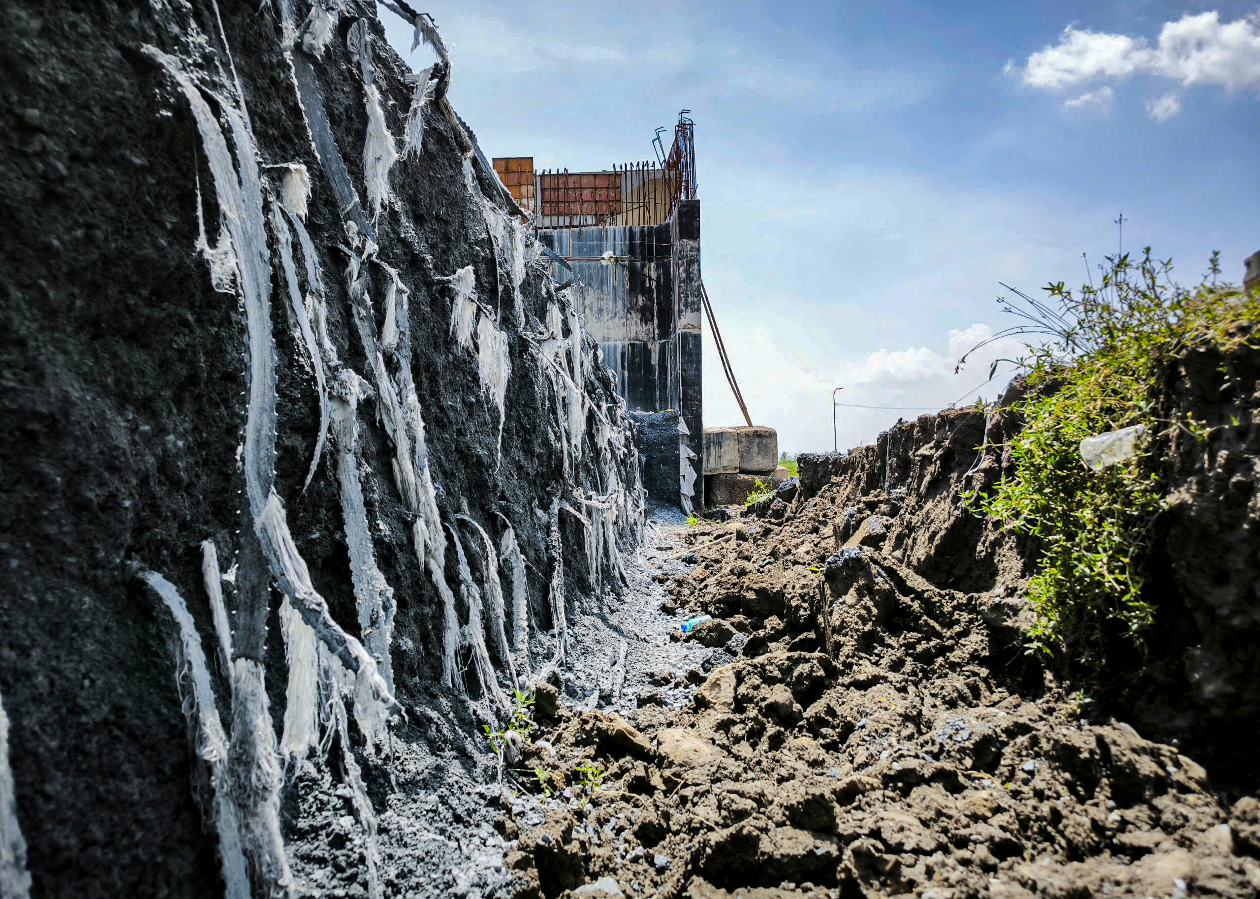 Dỡ tường chắn nhánh cầu ở vành đai 3 thi công lại: Báo cáo UBND TP.HCM kết quả xử lý trước 12-3 - Ảnh 4.