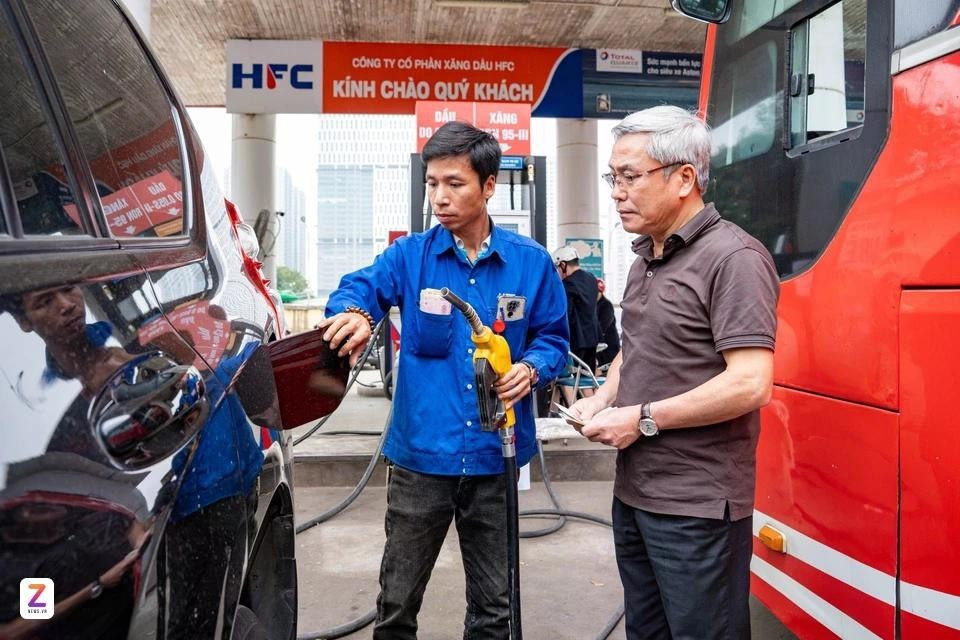 Chủ tịch Hà Nội đề nghị người dân tránh lo lắng, tích trữ xăng dầu không cần thiết- Ảnh 2.