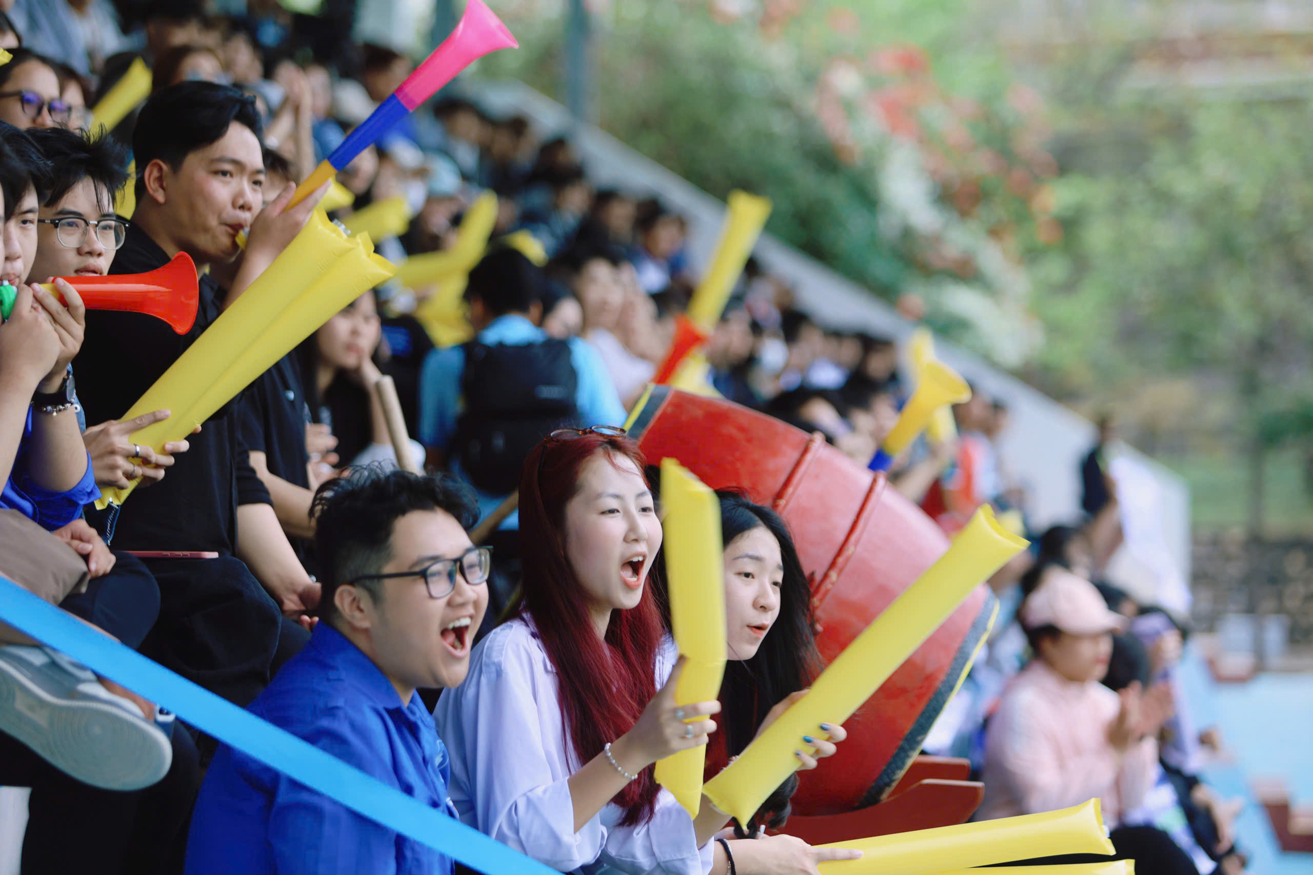 TNSV THACO cup 2026: Khán đài SVĐ Trường ĐH Nha Trang chật kín khán giả- Ảnh 2.