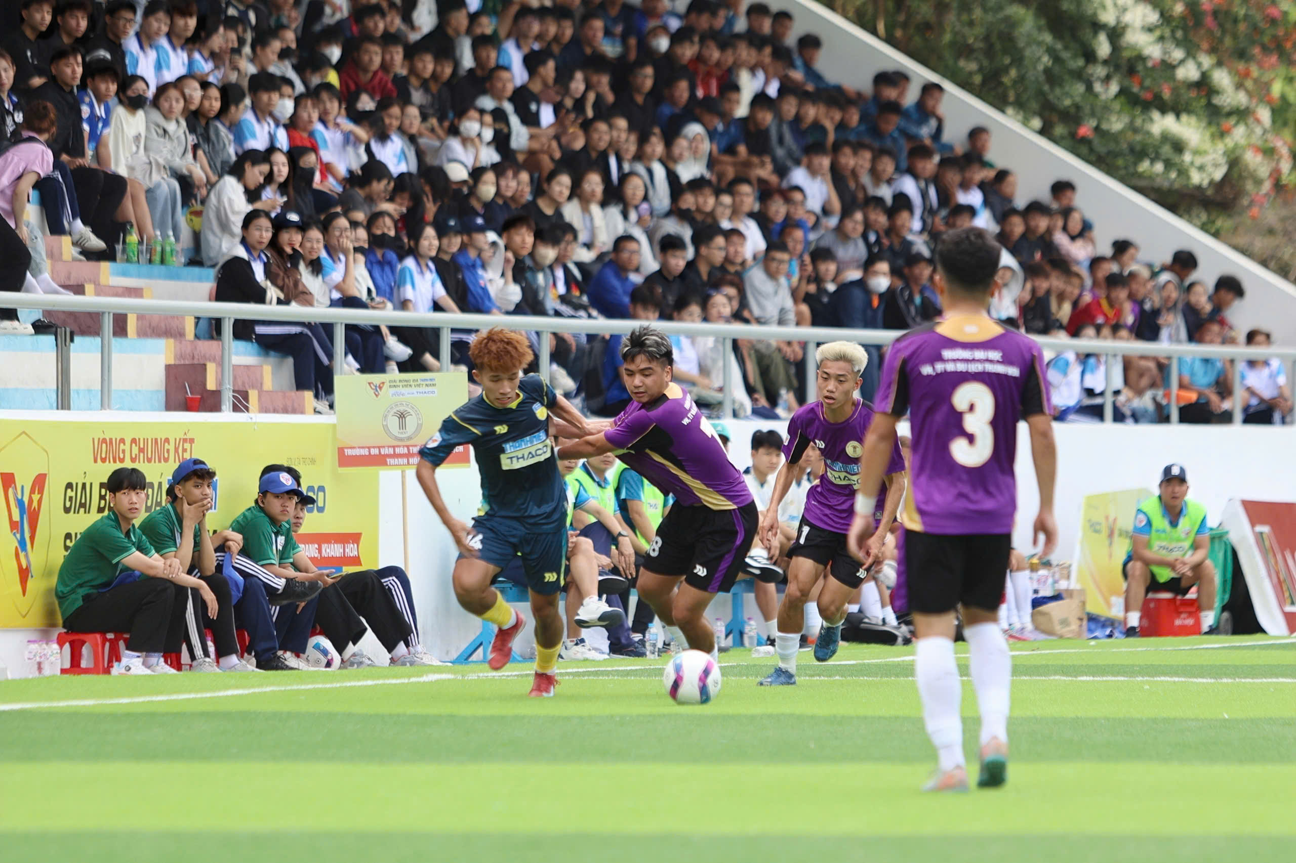 TNSV THACO cup 2026: Khán đài SVĐ Trường ĐH Nha Trang chật kín khán giả- Ảnh 3.