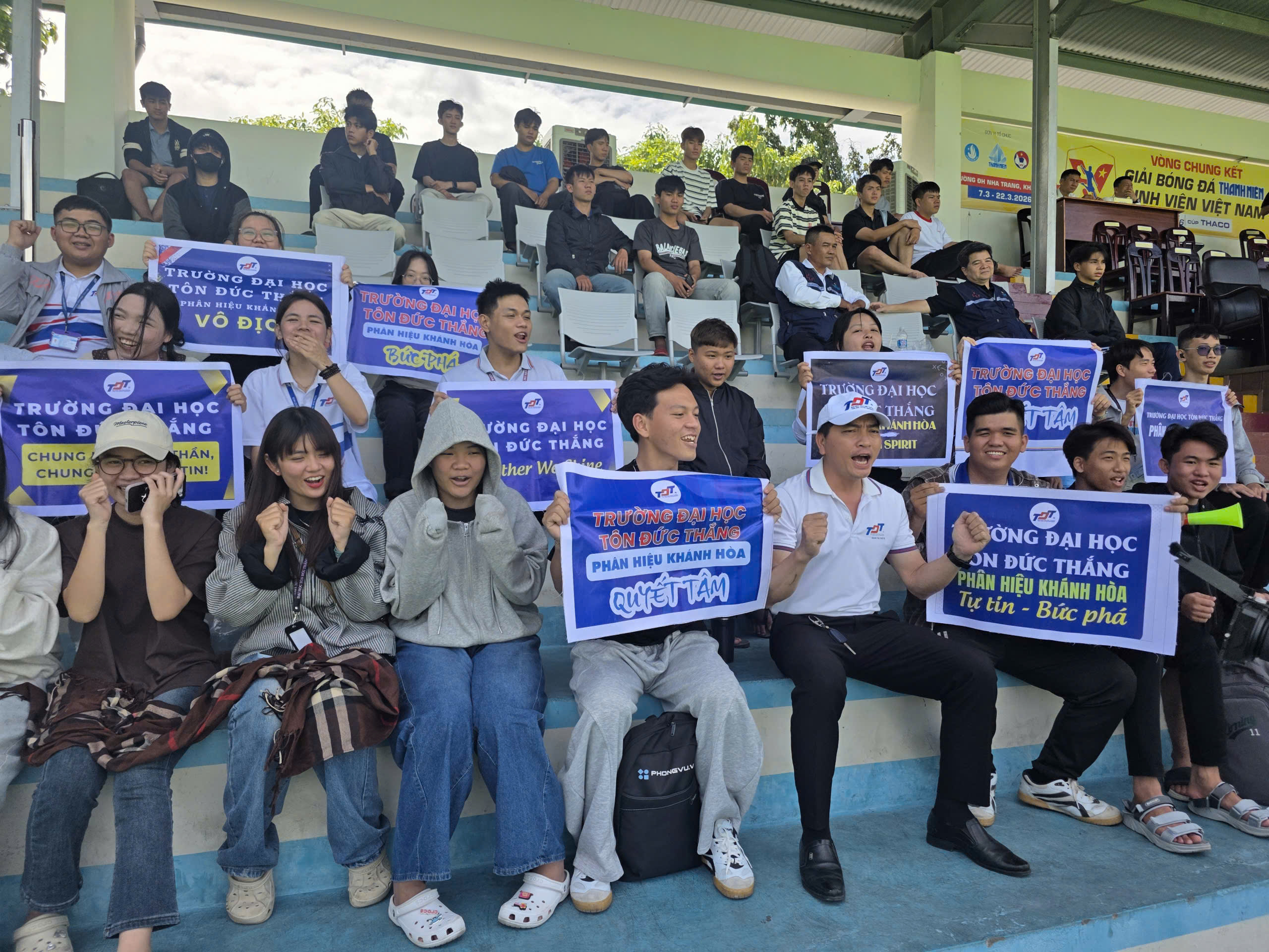 TNSV THACO cup 2026: Khán đài SVĐ Trường ĐH Nha Trang chật kín khán giả- Ảnh 4.