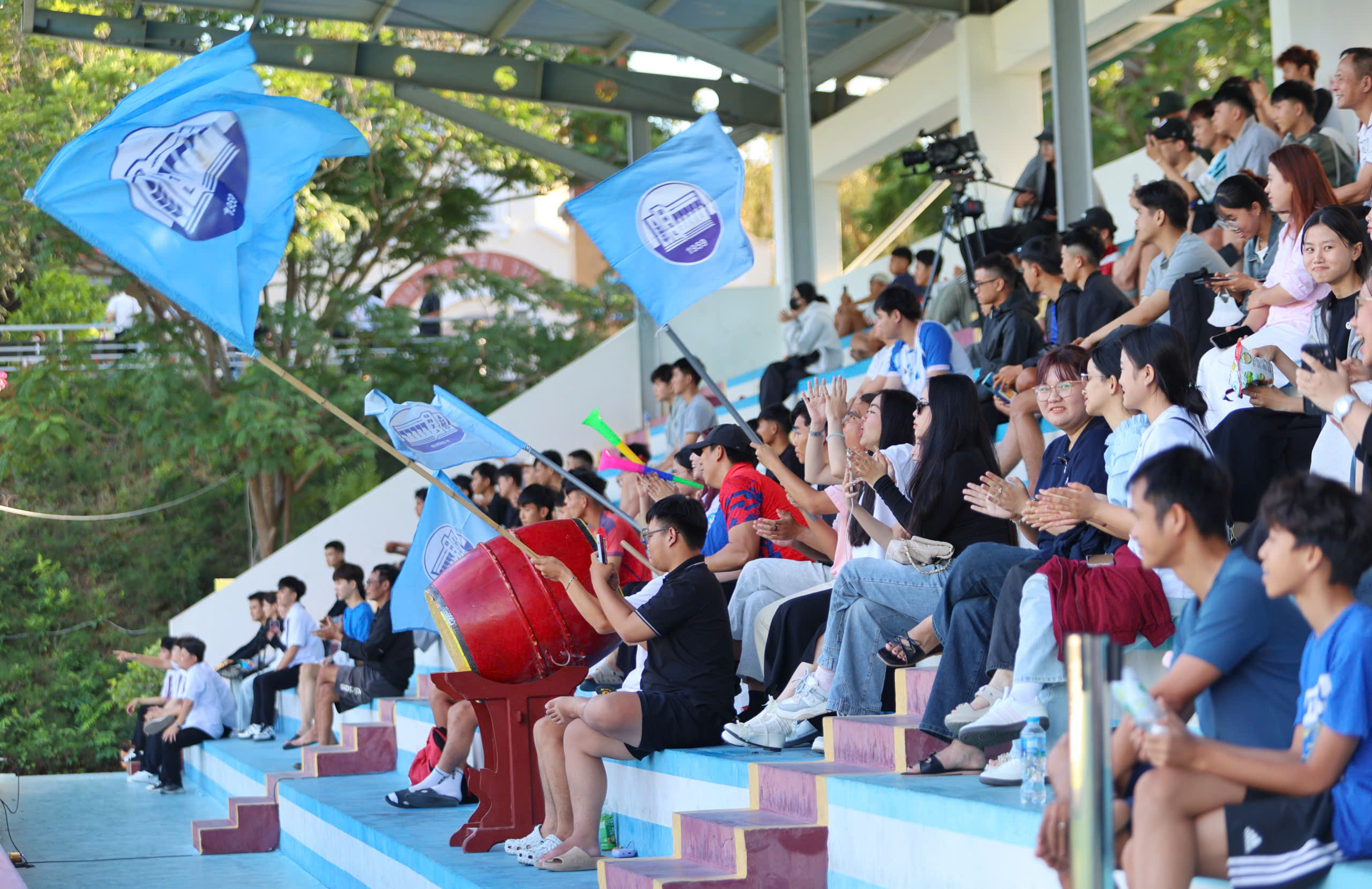 TNSV THACO cup 2026: Khán đài SVĐ Trường ĐH Nha Trang chật kín khán giả- Ảnh 5.