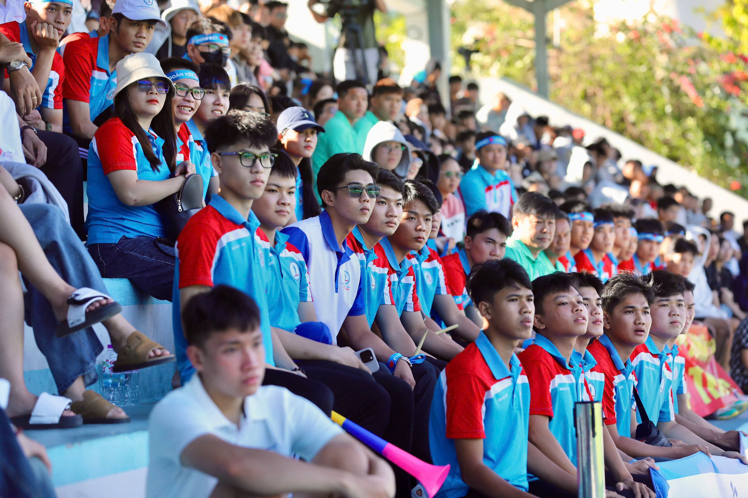 TNSV THACO cup 2026: Khán đài SVĐ Trường ĐH Nha Trang chật kín khán giả- Ảnh 6.