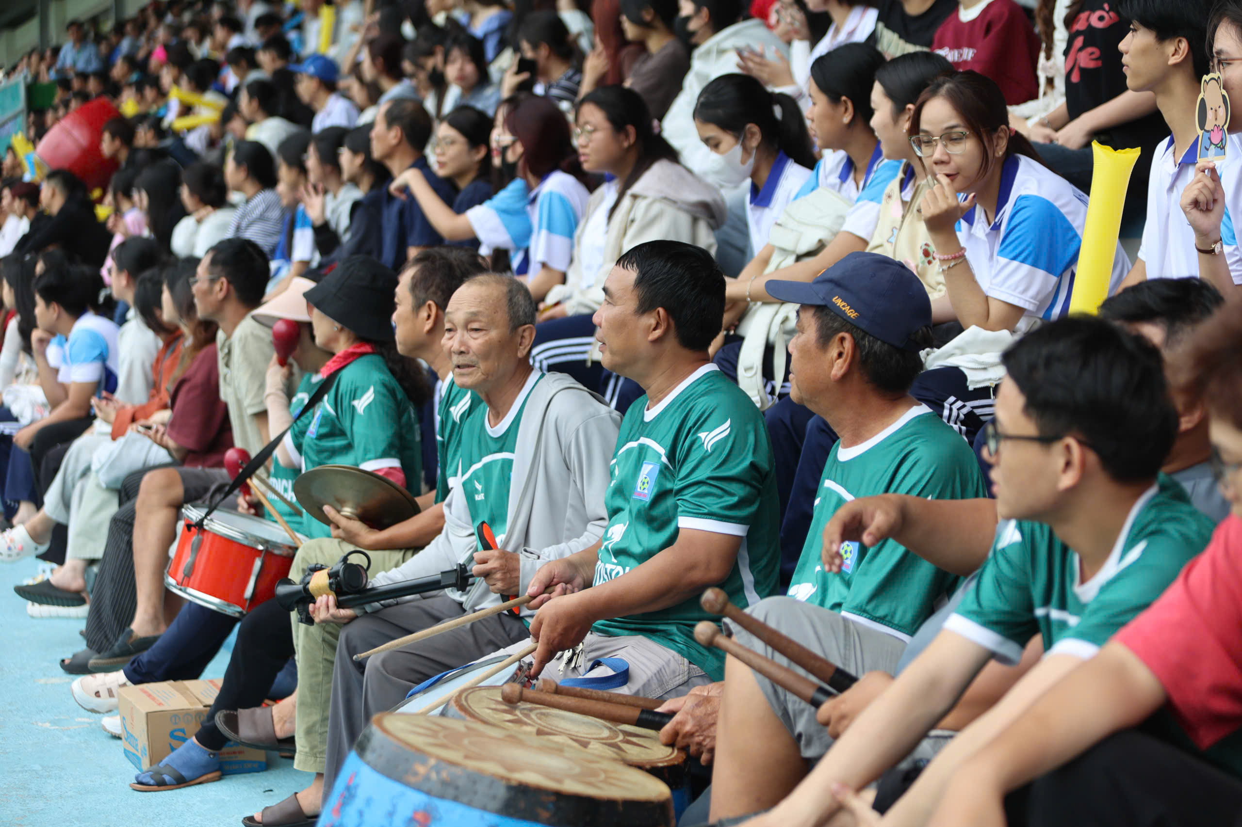 TNSV THACO cup 2026: Khán đài SVĐ Trường ĐH Nha Trang chật kín khán giả- Ảnh 7.