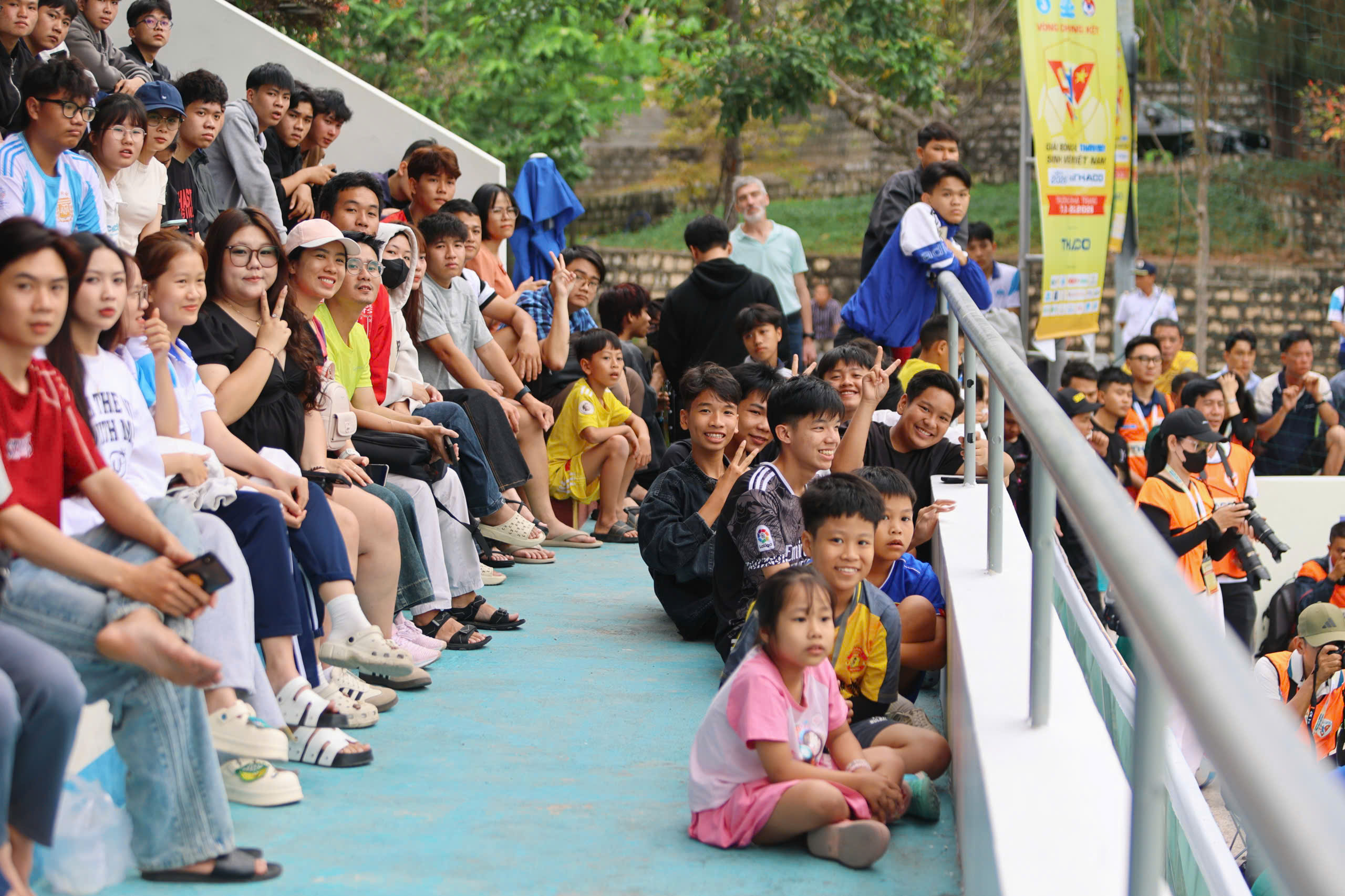 TNSV THACO cup 2026: Khán đài SVĐ Trường ĐH Nha Trang chật kín khán giả- Ảnh 9.