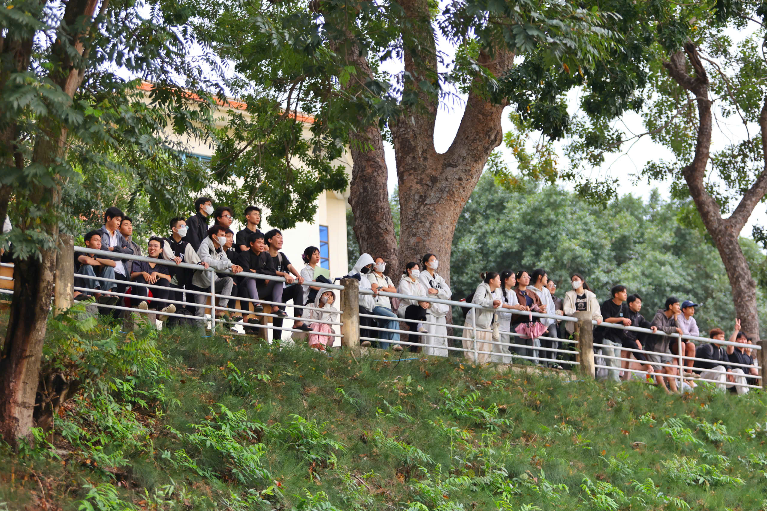 TNSV THACO cup 2026: Khán đài SVĐ Trường ĐH Nha Trang chật kín khán giả- Ảnh 13.