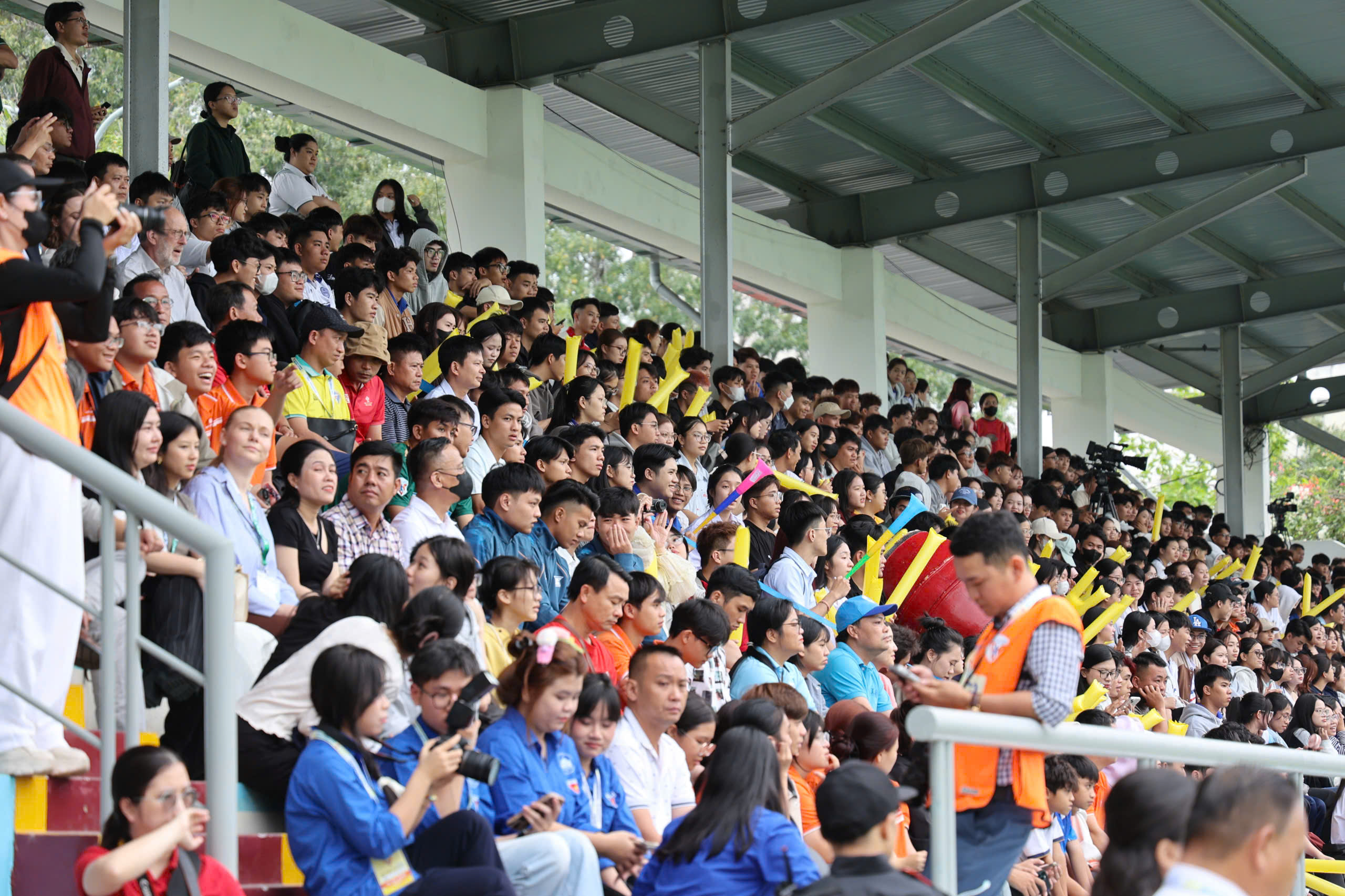 TNSV THACO cup 2026: Khán đài SVĐ Trường ĐH Nha Trang chật kín khán giả- Ảnh 16.