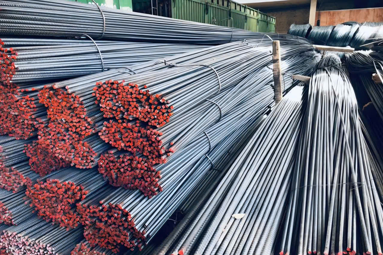 Giá xăng dầu tăng, vật liệu xây dựng leo thang, nhà xe dè dặt tăng cước- Ảnh 2.