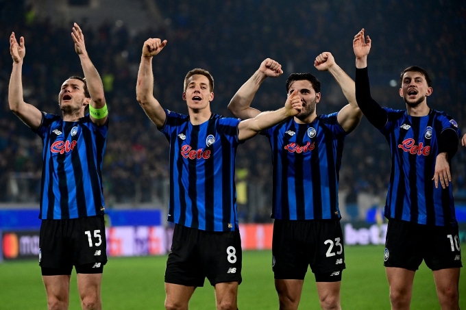 Cầu thủ Atalanta mừng sau khi thắng 4-1 trong trận lượt về trên sân nhà New Balance và loại Dortmund với tổng tỷ số 4-3 ở vòng play-off Champions League ngày 25/2. Ảnh: AFP