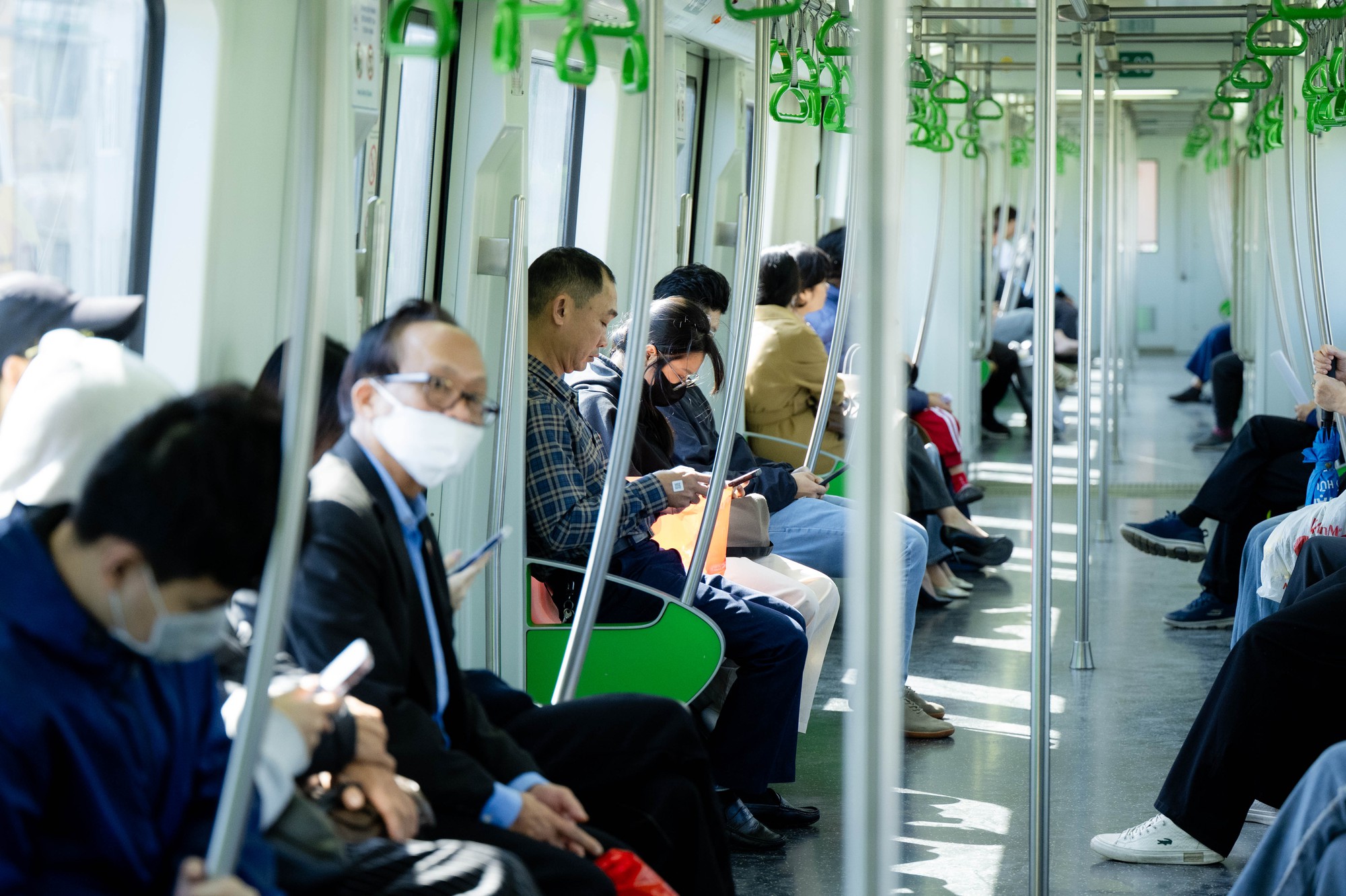 Giá xăng dầu biến động, người dân Hà Nội - TP.HCM rủ nhau bỏ xe cá nhân, chuyển sang di chuyển bằng tàu điện và xe buýt- Ảnh 2.