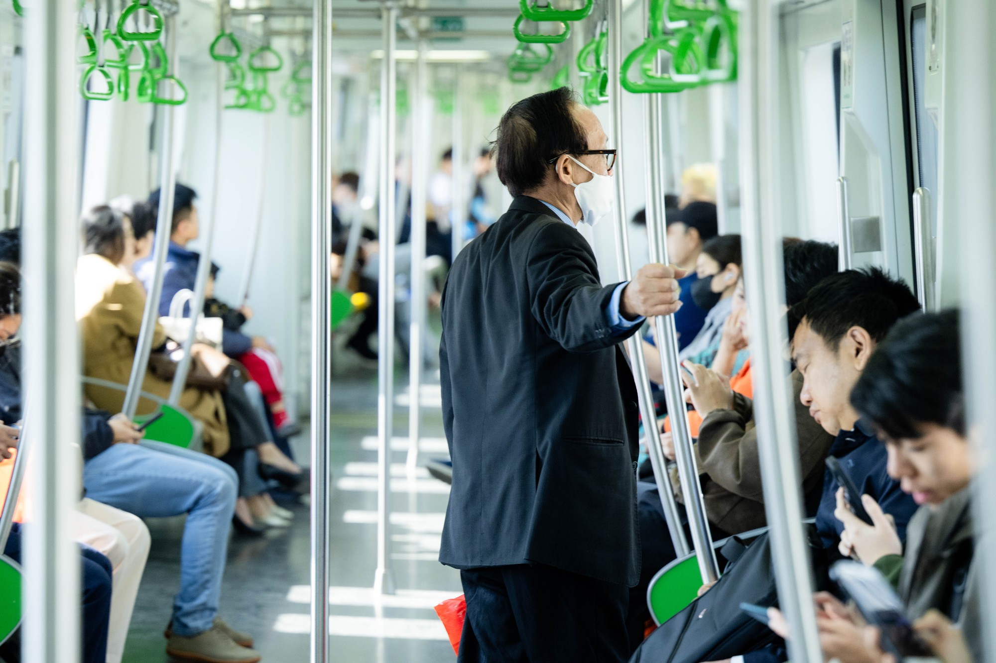 Giá xăng dầu biến động, người dân Hà Nội - TP.HCM rủ nhau bỏ xe cá nhân, chuyển sang di chuyển bằng tàu điện và xe buýt- Ảnh 3.