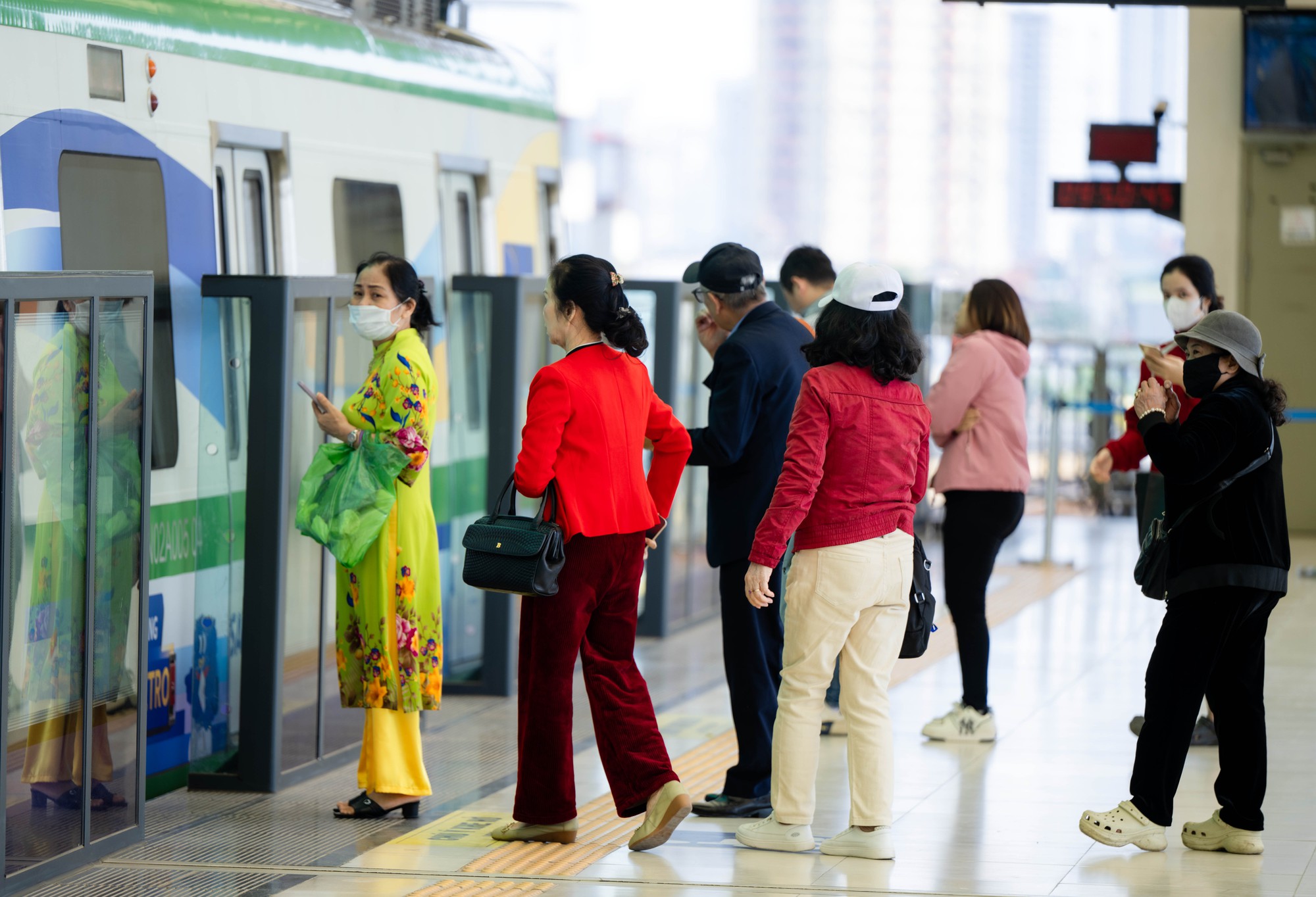 Giá xăng dầu biến động, người dân Hà Nội - TP.HCM rủ nhau bỏ xe cá nhân, chuyển sang di chuyển bằng tàu điện và xe buýt- Ảnh 4.