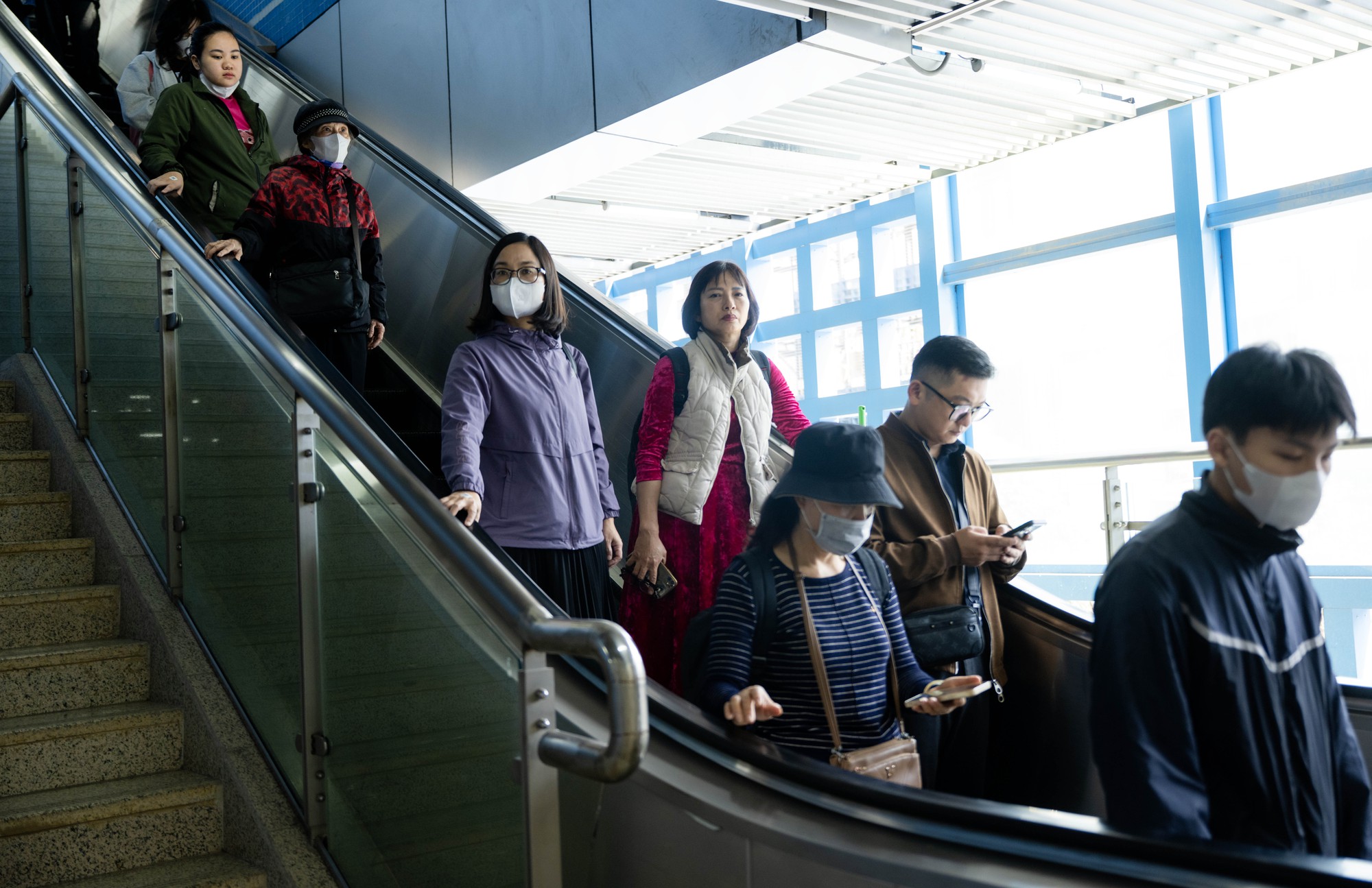 Giá xăng dầu biến động, người dân Hà Nội - TP.HCM rủ nhau bỏ xe cá nhân, chuyển sang di chuyển bằng tàu điện và xe buýt- Ảnh 5.