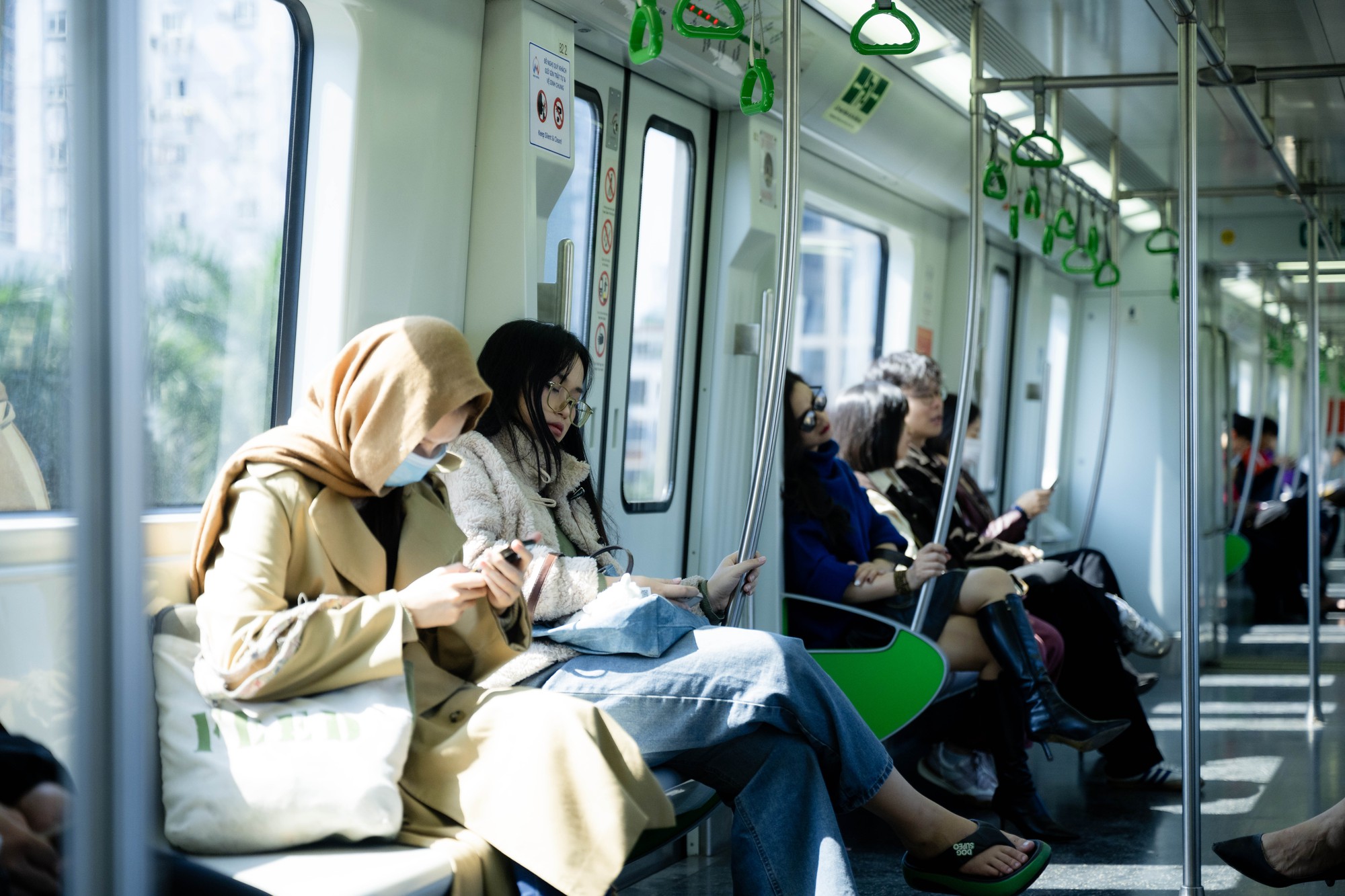 Giá xăng dầu biến động, người dân Hà Nội - TP.HCM rủ nhau bỏ xe cá nhân, chuyển sang di chuyển bằng tàu điện và xe buýt- Ảnh 6.