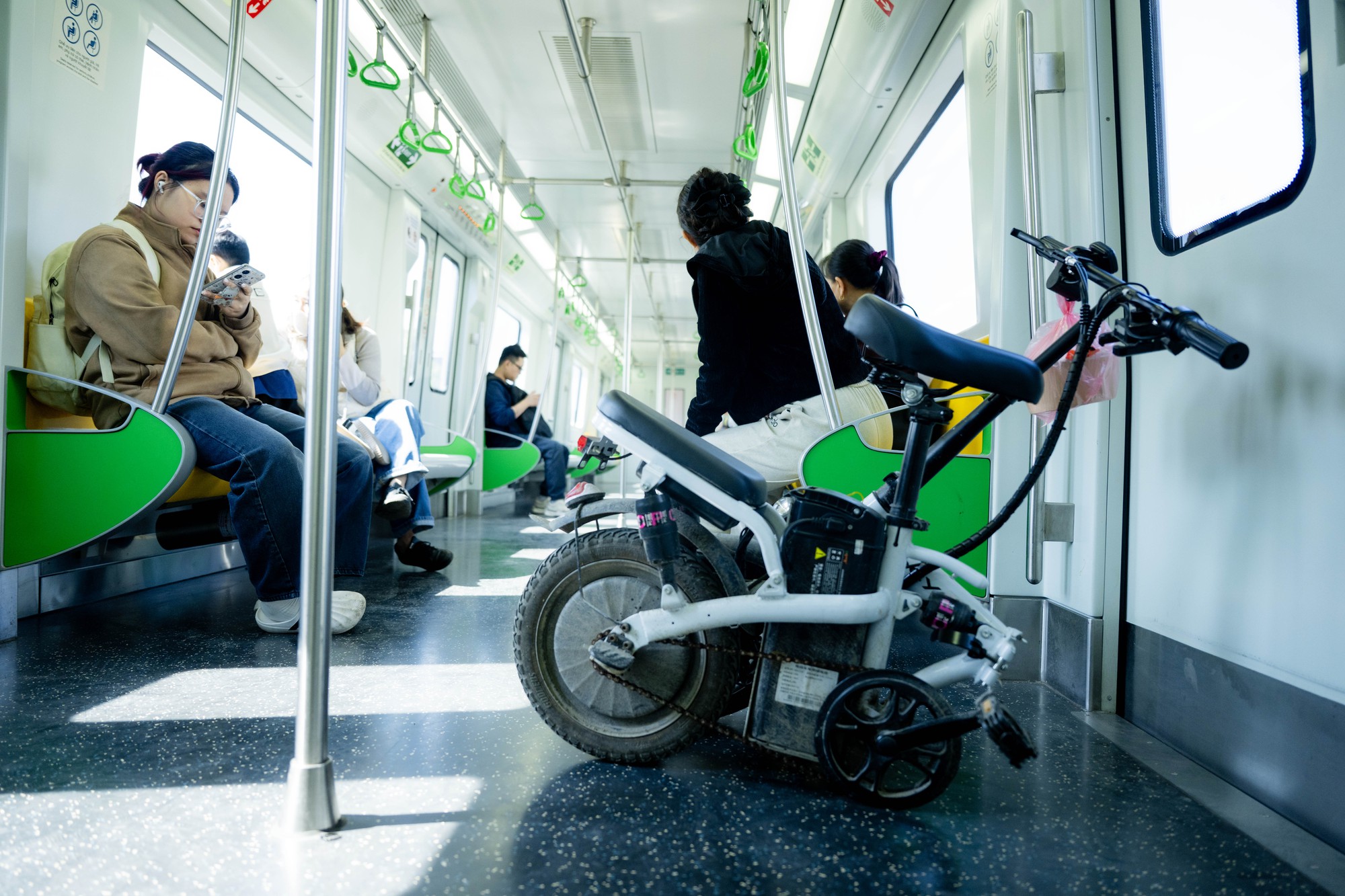 Giá xăng dầu biến động, người dân Hà Nội - TP.HCM rủ nhau bỏ xe cá nhân, chuyển sang di chuyển bằng tàu điện và xe buýt- Ảnh 7.