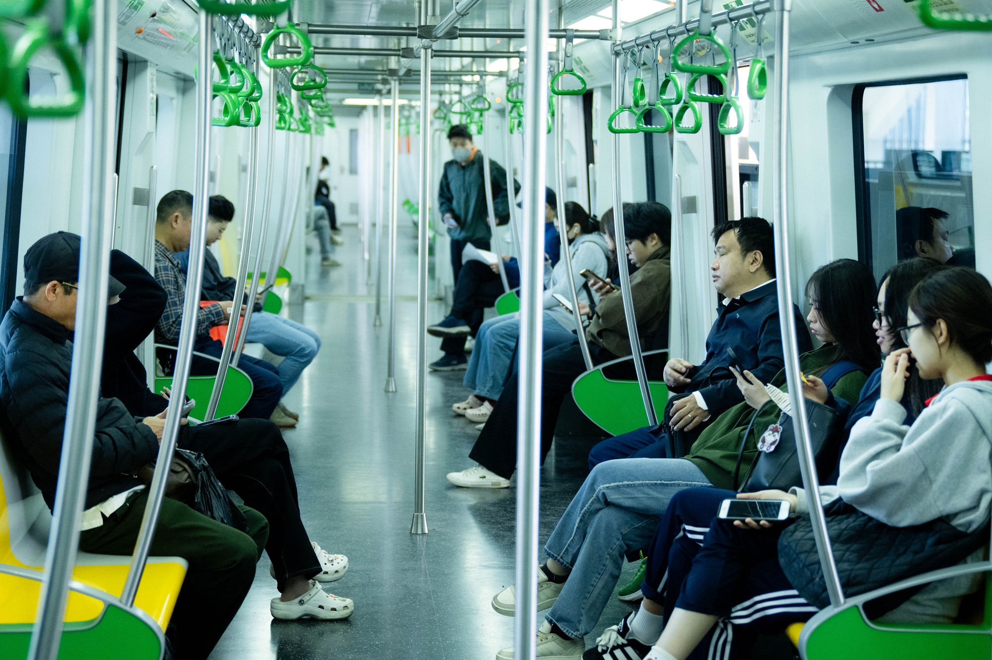 Giá xăng dầu biến động, người dân Hà Nội - TP.HCM rủ nhau bỏ xe cá nhân, chuyển sang di chuyển bằng tàu điện và xe buýt- Ảnh 8.