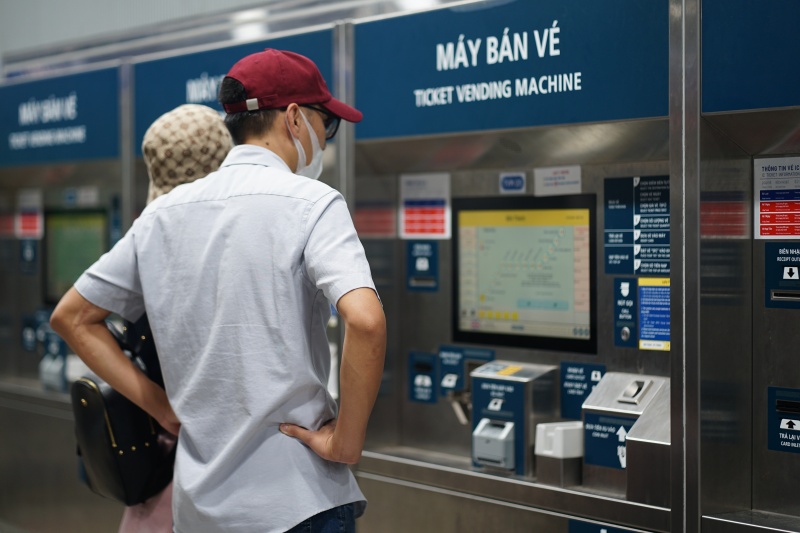 Giá xăng dầu biến động, người dân Hà Nội - TP.HCM rủ nhau bỏ xe cá nhân, chuyển sang di chuyển bằng tàu điện và xe buýt- Ảnh 9.