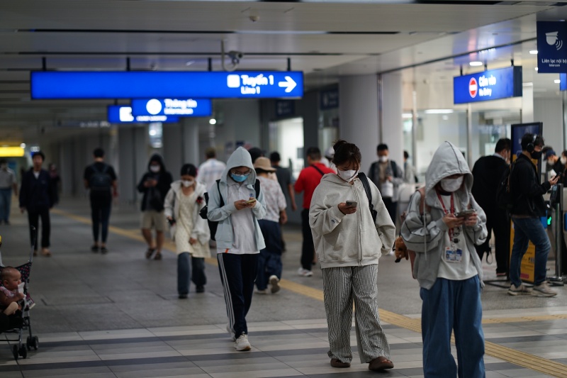 Giá xăng dầu biến động, người dân Hà Nội - TP.HCM rủ nhau bỏ xe cá nhân, chuyển sang di chuyển bằng tàu điện và xe buýt- Ảnh 10.